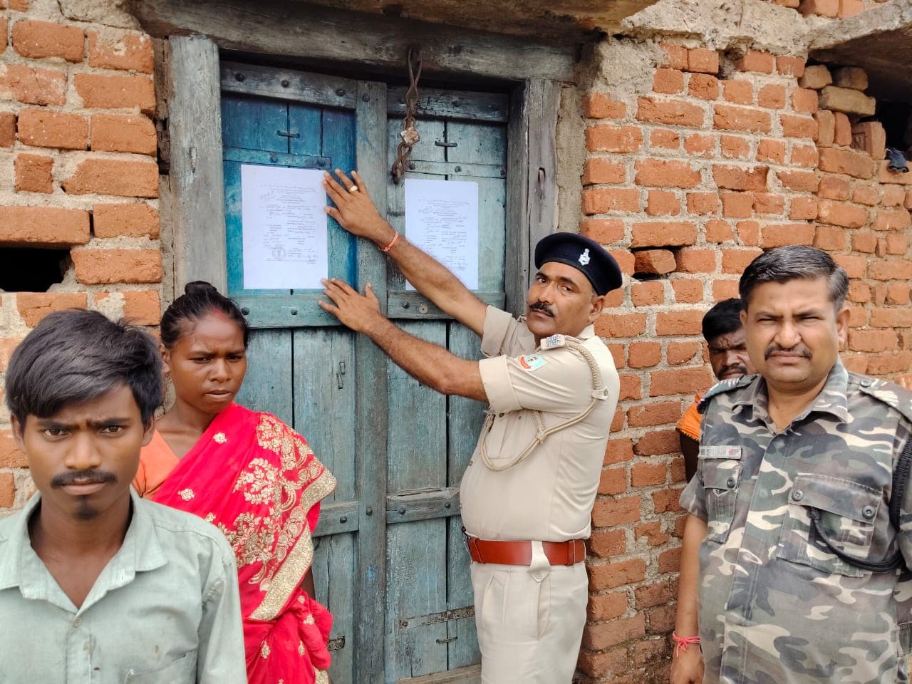 फरार अभियुक्तों के घर न्यायालय के निर्देश पर चिपकाया गया इश्तेहार फरार अभियुक्तों के घर न्यायालय के निर्देश पर चिपकाया गया इश्तेहार
