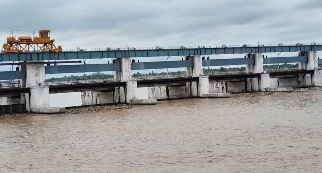 नेपाल की बारिश से उफनाई गंडक,एक लाख क्यूसेक गंडक नदी में छोड़ा नेपाल की बारिश से उफनाई गंडक,एक लाख क्यूसेक गंडक नदी में छोड़ा