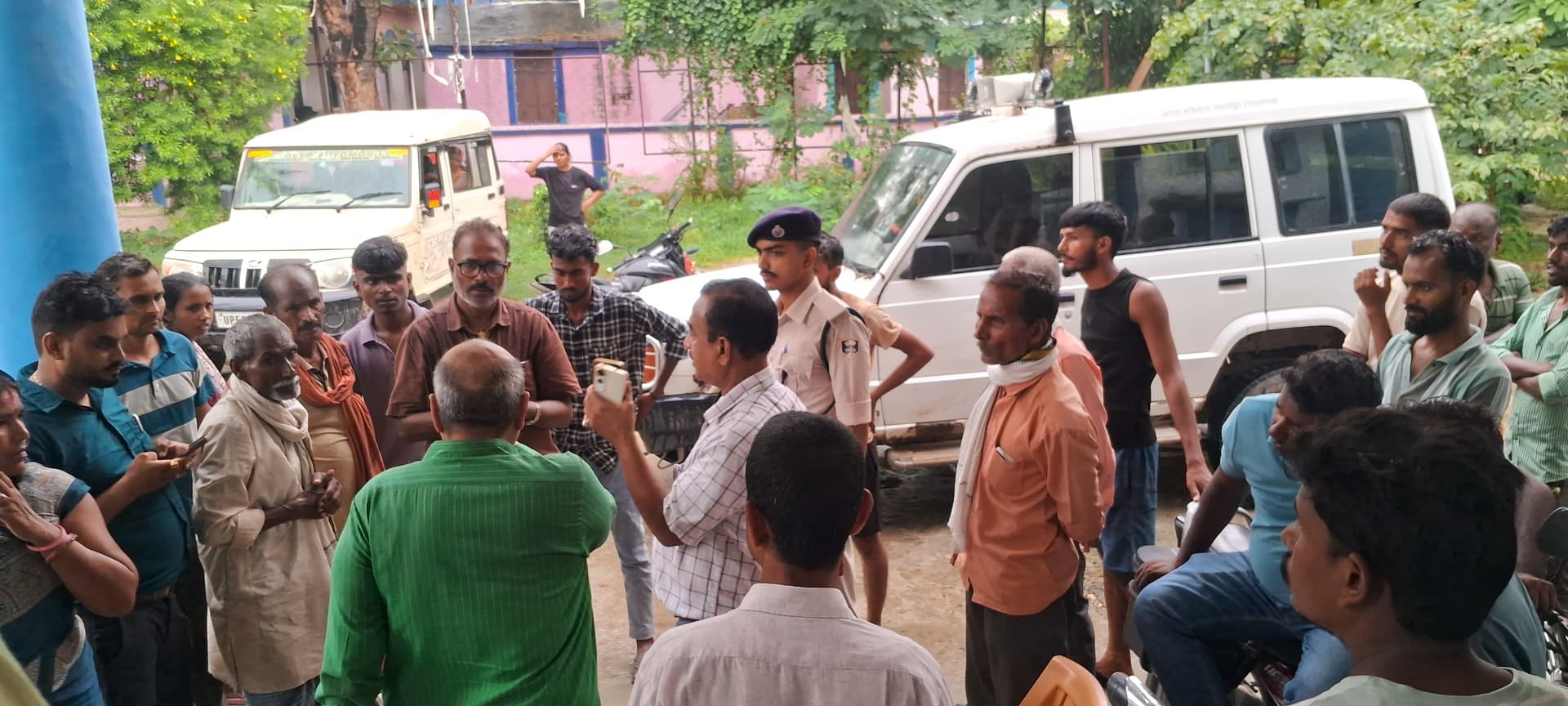 बिलरुआ में आकाशीय बिजली गिरने से बुजुर्ग की मौत, युवती गंभीर रूप से झुलसी बिलरुआ में आकाशीय बिजली गिरने से बुजुर्ग की मौत, युवती गंभीर रूप से झुलसी