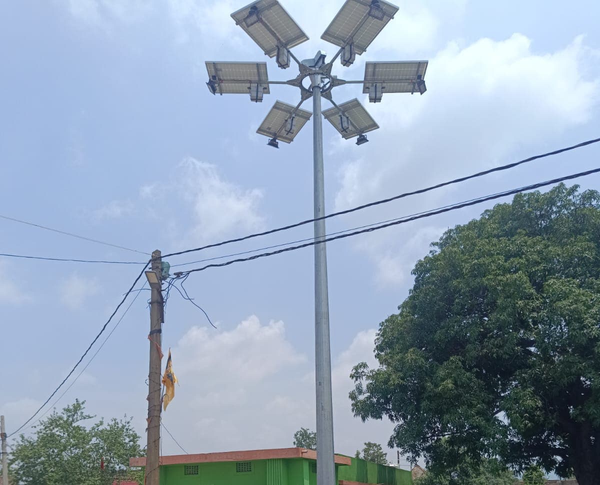 सोलर हाई मास्ट लाइट से जगमगाए चार गांव, ग्रामीणों को मिली राहत सोलर हाई मास्ट लाइट से जगमगाए चार गांव, ग्रामीणों को मिली राहत
