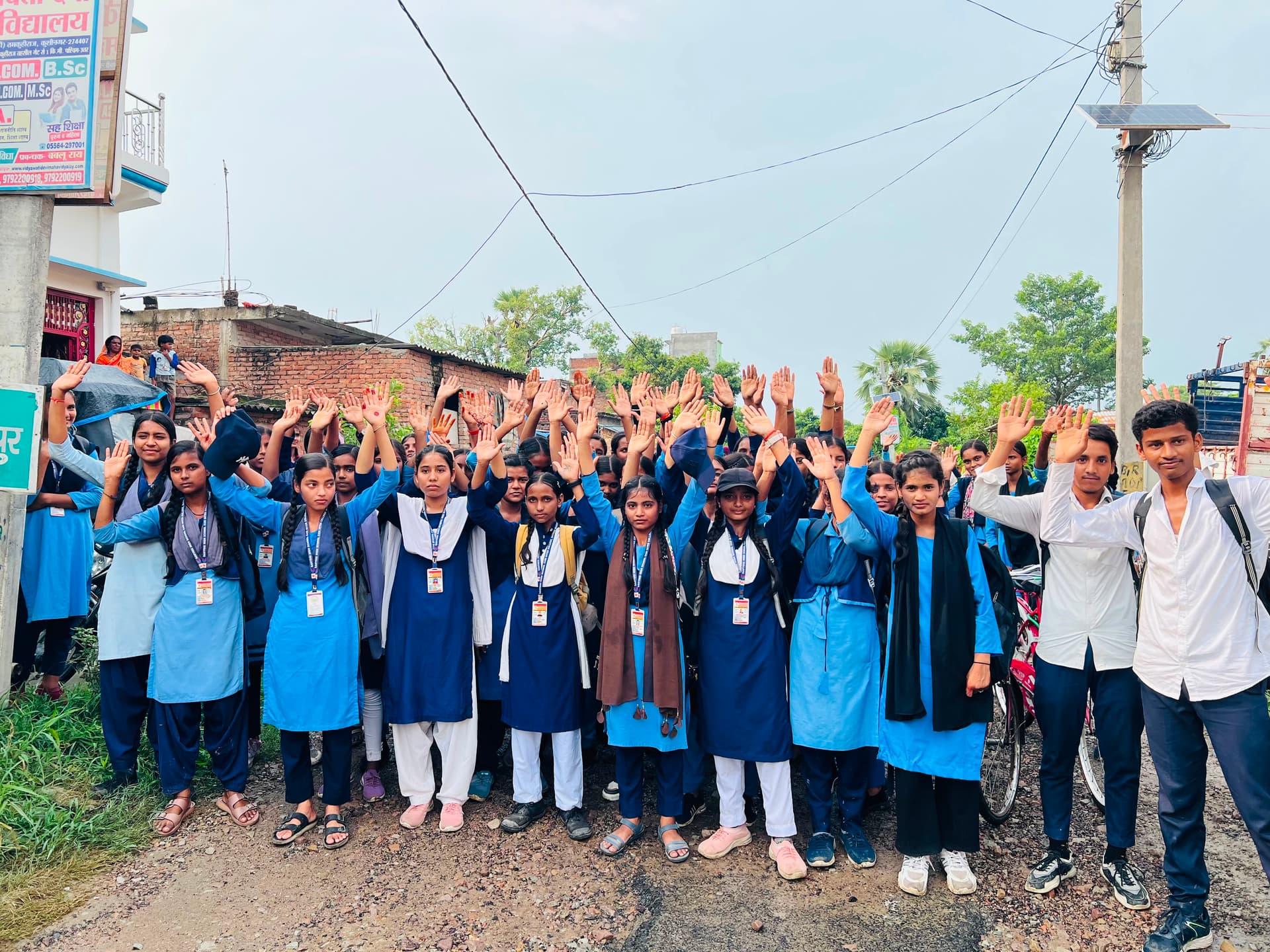 फुलवरिया में सड़क की बदहाल स्थिति पर फूटा छात्रों का गुस्सा, चक्का जाम कर किया प्रदर्शन फुलवरिया में सड़क की बदहाल स्थिति पर फूटा छात्रों का गुस्सा, चक्का जाम कर किया प्रदर्शन
