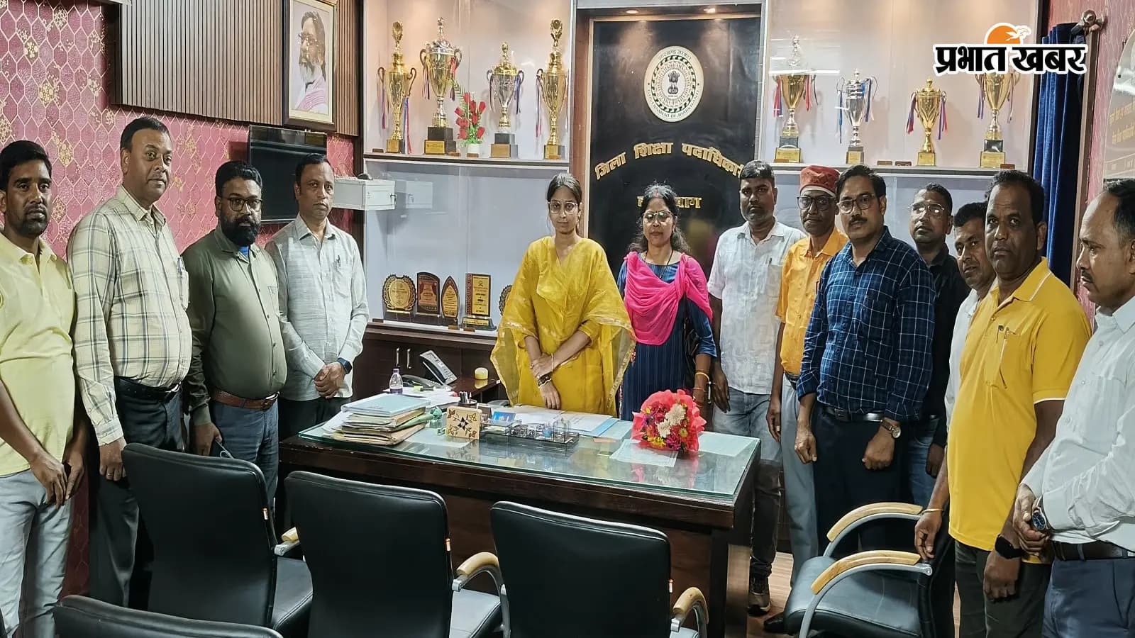 डीईओ से मिलते झारखंड माध्यमिक शिक्षक संघ के पदाधिकारी. फोटो: प्रभात खबर डीईओ से मिलते झारखंड माध्यमिक शिक्षक संघ के पदाधिकारी. फोटो: प्रभात खबर