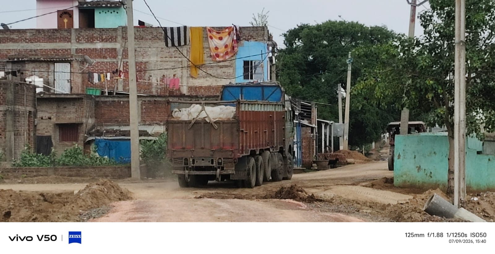 गिद्धौर की सड़कों पर बेलगाम ओवरलोड ट्रक, प्रशासन बना मूकदर्शक धूल शोर से बेहाल क्षेत्र वासी गिद्धौर की सड़कों पर बेलगाम ओवरलोड ट्रक, प्रशासन बना मूकदर्शक धूल शोर से बेहाल क्षेत्र वासी