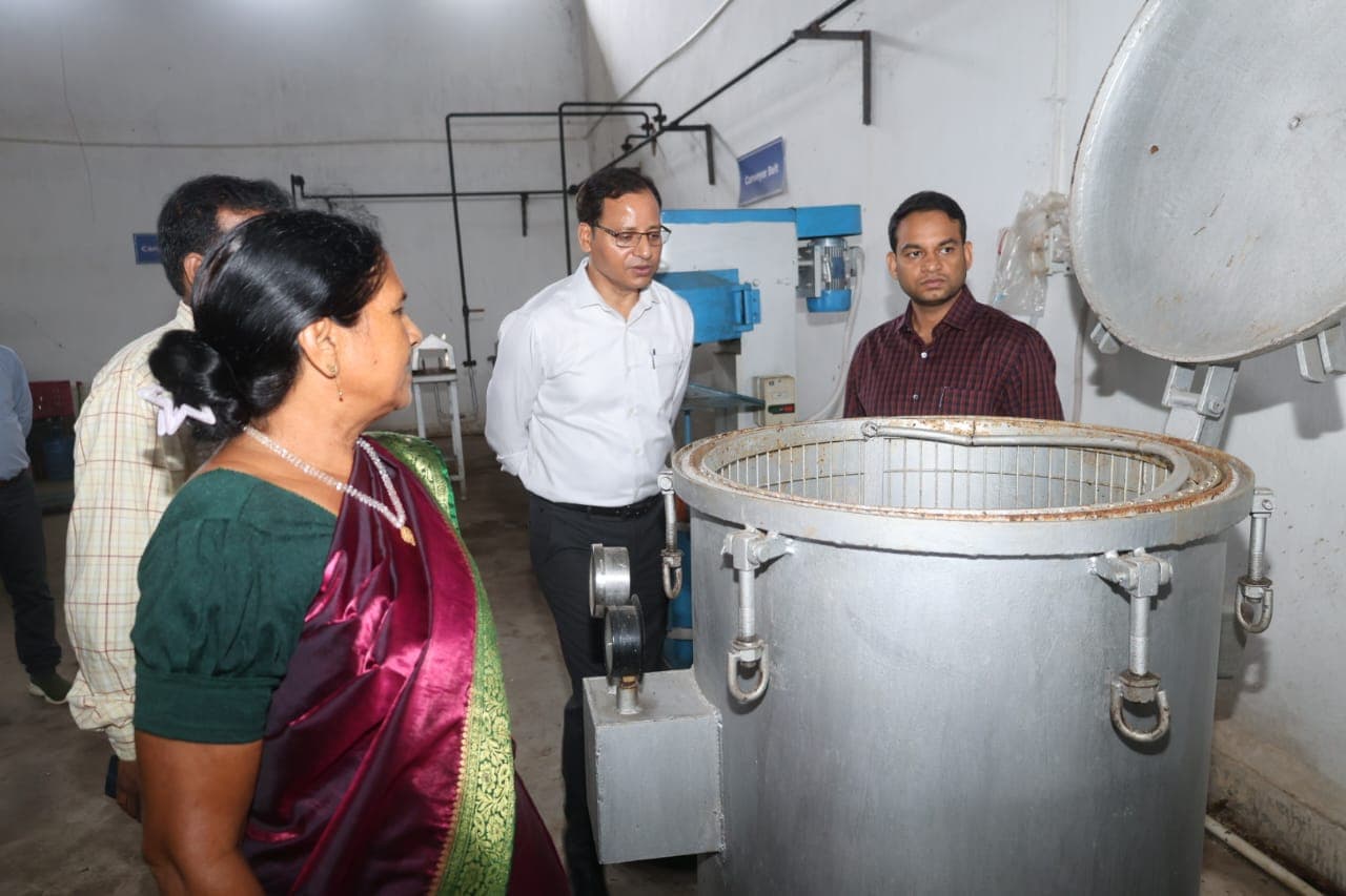कटहल प्रोसेसिंग यूनिट का उपायुक्त ने किया निरीक्षण कटहल प्रोसेसिंग यूनिट का उपायुक्त ने किया निरीक्षण