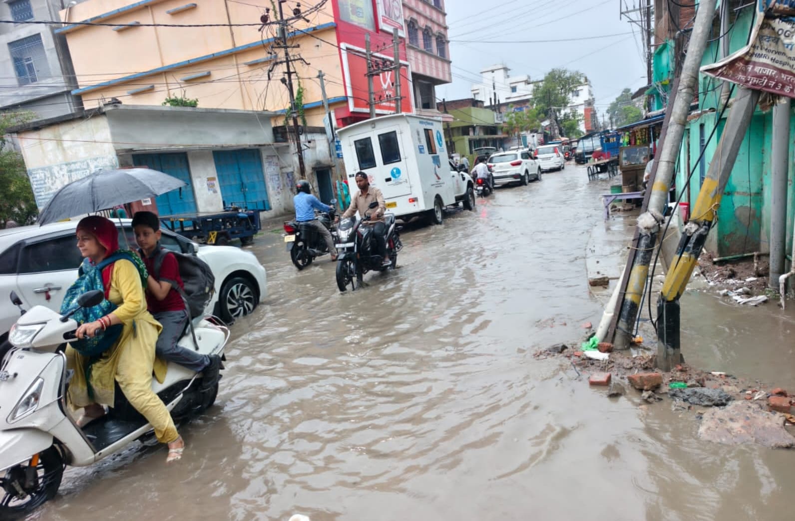 सारण: 25 मिनट की बारिश ने खोली छपरा नगर निगम की पोल शहर बना तालाब, बिजली कटौती ने बढ़ाई परेशानी