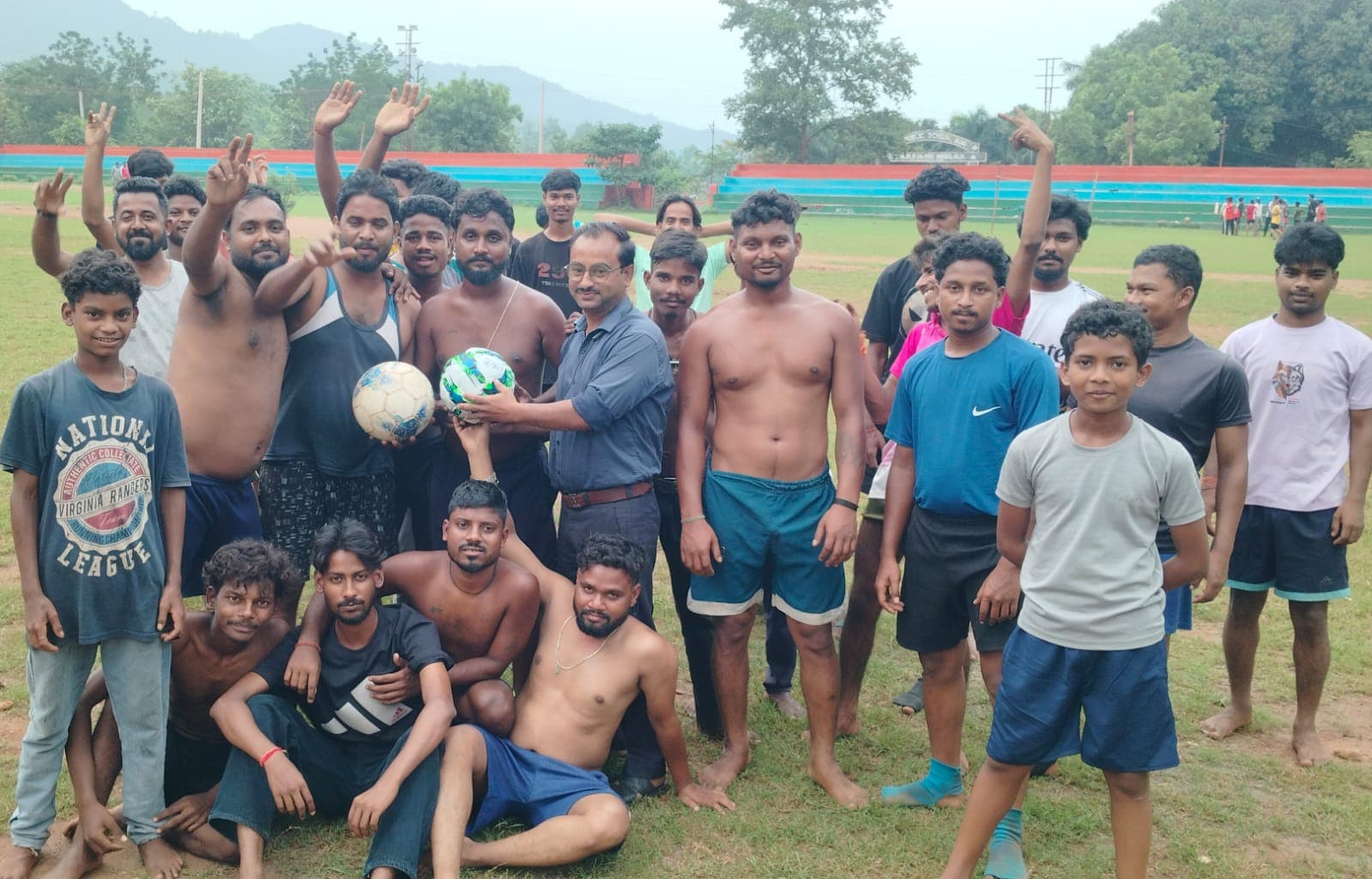 गुवा में फुटबॉल खिलाड़ियों को मिला खेल सामग्री का सहयोग गुवा में फुटबॉल खिलाड़ियों को मिला खेल सामग्री का सहयोग