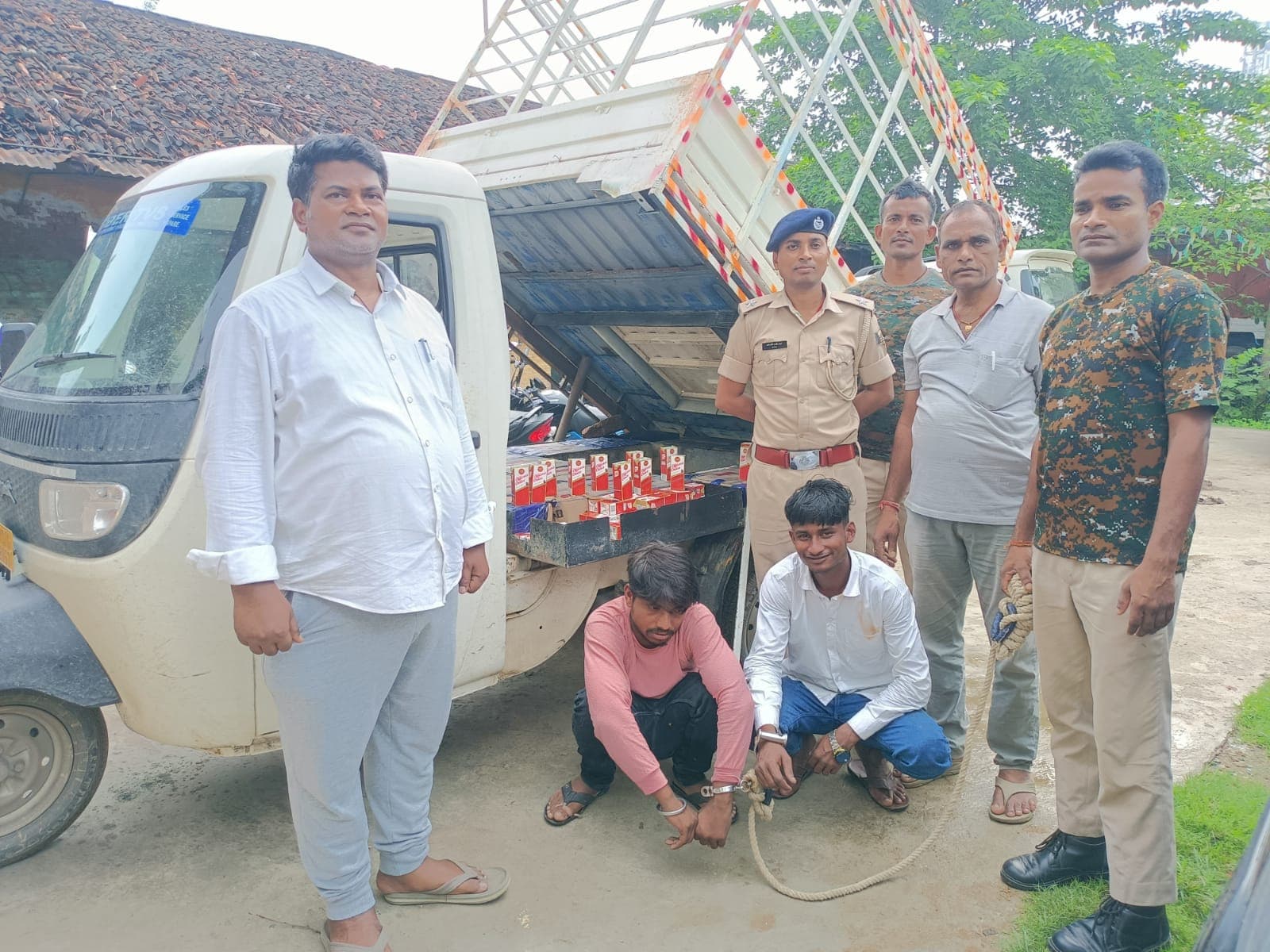 सिमरी में तीन पहिया वाहन से 146.880 लीटर विदेशी शराब बरामद, दो तस्कर गिरफ्तार सिमरी में तीन पहिया वाहन से 146.880 लीटर विदेशी शराब बरामद, दो तस्कर गिरफ्तार