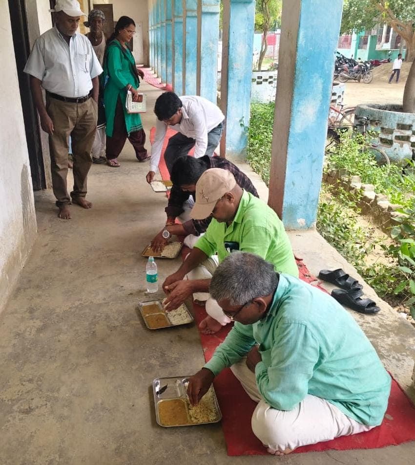 एमडीएम में छिपकली: दूसरे दिन सिर्फ आधा बच्चों ने ही किया भोजन एमडीएम में छिपकली: दूसरे दिन सिर्फ आधा बच्चों ने ही किया भोजन
