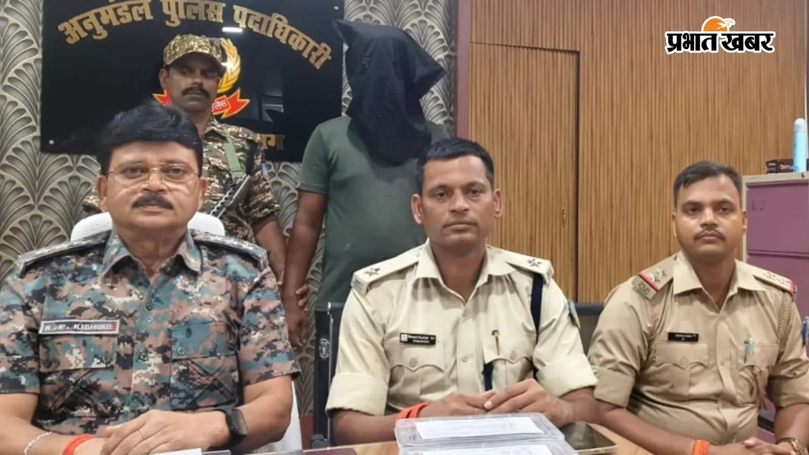पूरे मामले की जानकारी देते पुलिस पदाधिकारी पूरे मामले की जानकारी देते पुलिस पदाधिकारी
