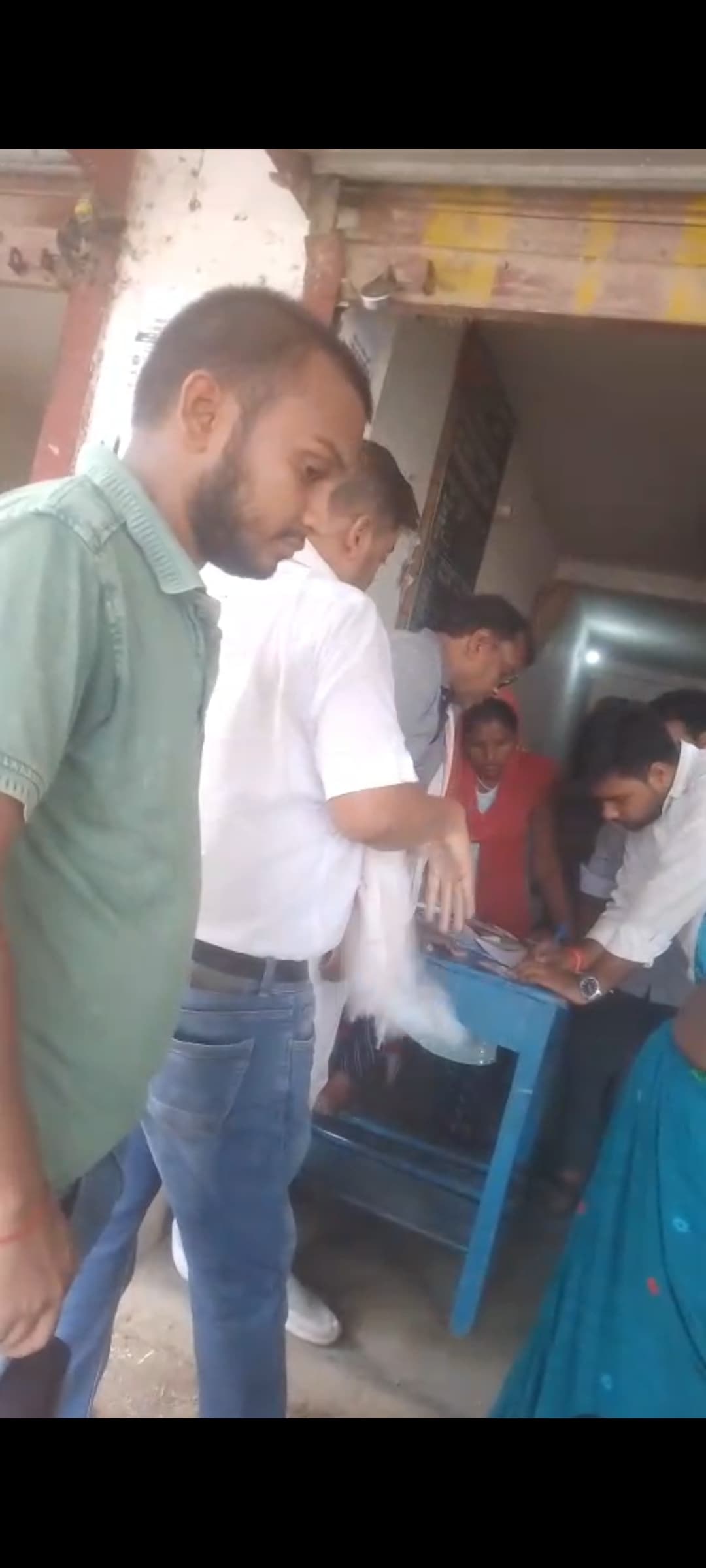 पीडीएस की दुकानदार द्वारा कम तौलने की शिकायत की एएसडीएसओ ने किया जांच पीडीएस की दुकानदार द्वारा कम तौलने की शिकायत की एएसडीएसओ ने किया जांच