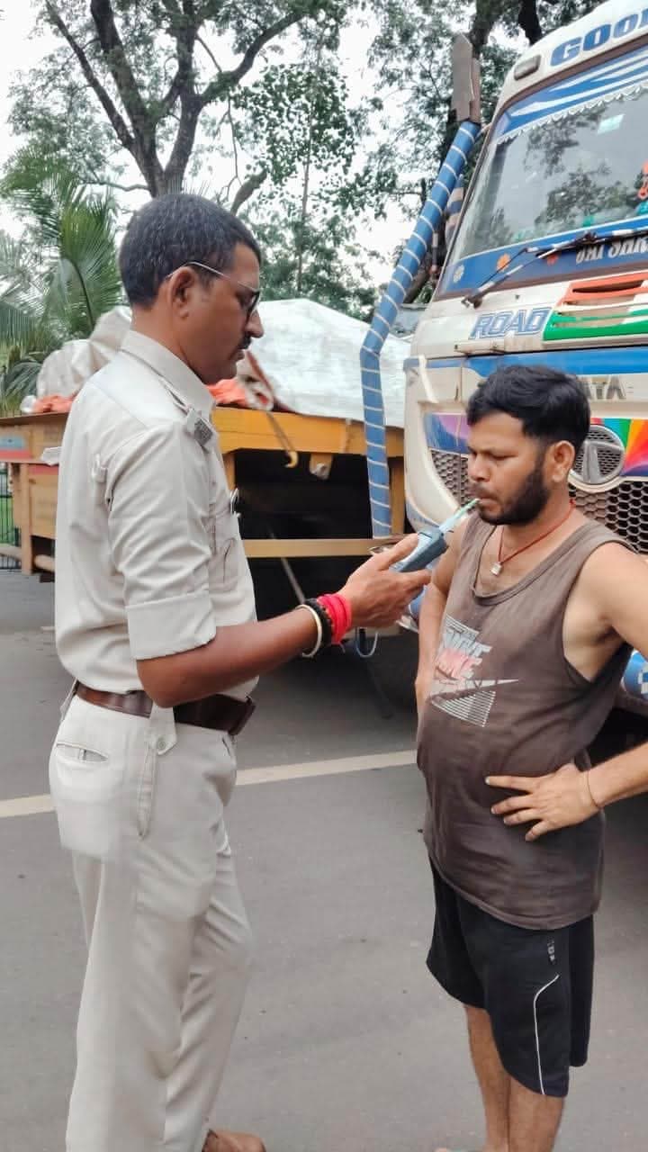 ब्रेथ एनालाइजर से हुई चालकों की जांच, नियमों का उल्लंघन करने वालों पर कार्रवाई की चेतावनी ब्रेथ एनालाइजर से हुई चालकों की जांच, नियमों का उल्लंघन करने वालों पर कार्रवाई की चेतावनी