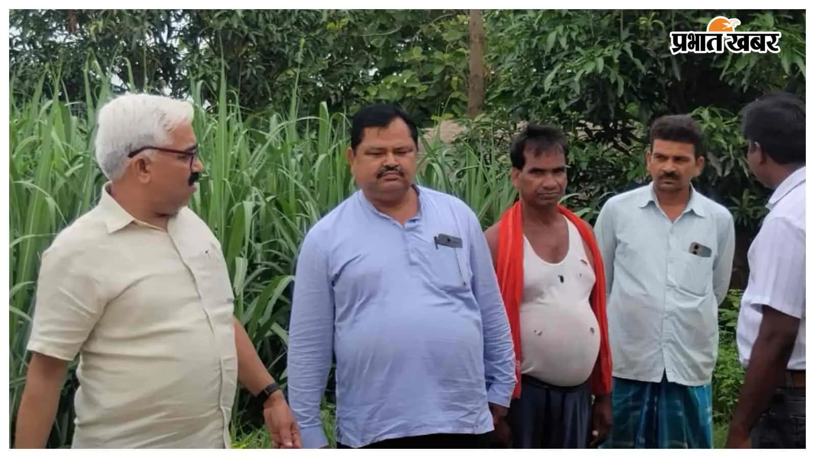 मानसून प्लाटिंग की जानकारी देते नरकटियागंज चीनी मिल के अधिकारी मानसून प्लाटिंग की जानकारी देते नरकटियागंज चीनी मिल के अधिकारी