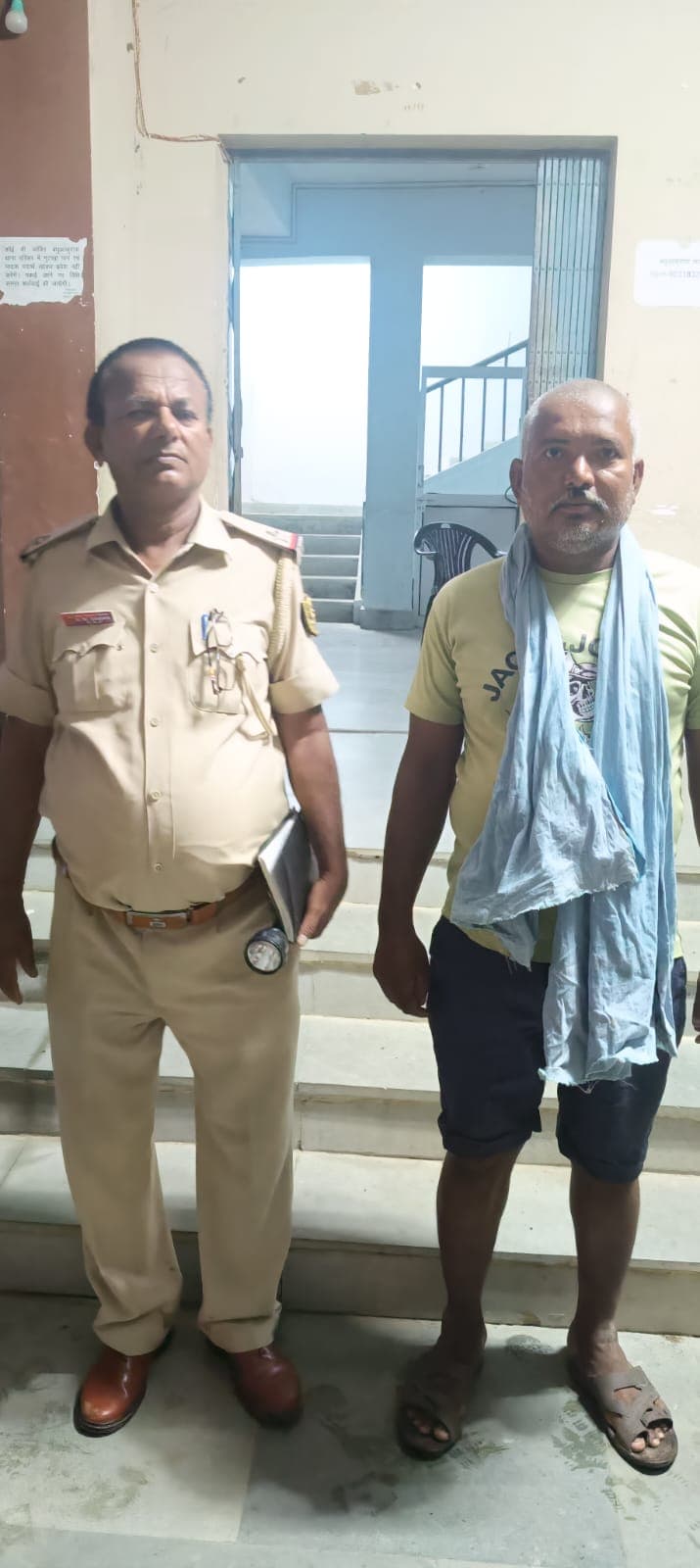 ''डायन'' बताकर महिला को जहर पिलाने का आरोप, मुख्य आरोपी गिरफ्तार<bha>;</bha> सात नामजद अब भी फरार ''डायन'' बताकर महिला को जहर पिलाने का आरोप, मुख्य आरोपी गिरफ्तार<bha>;</bha> सात नामजद अब भी फरार