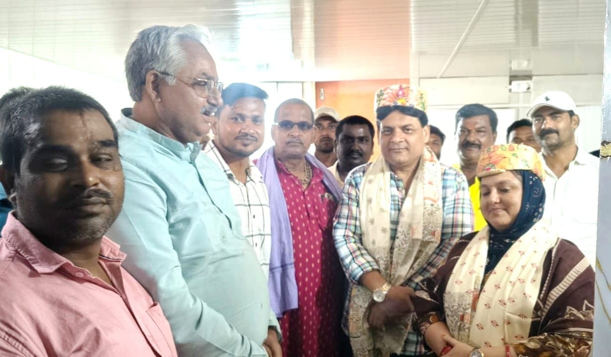 दुकानदार संघ ने महापौर व उपमहापौर को किया सम्मानित दुकानदार संघ ने महापौर व उपमहापौर को किया सम्मानित