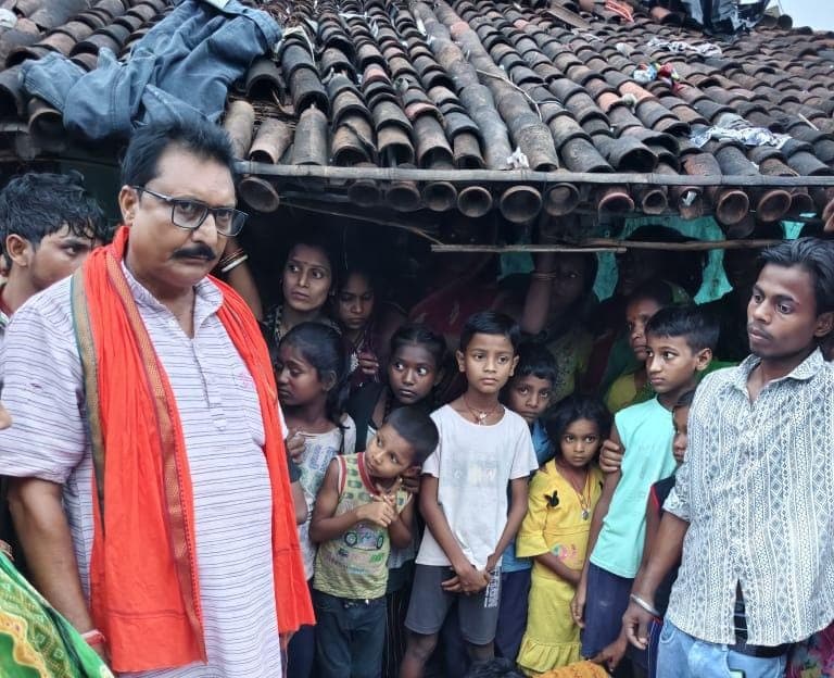 आकाशीय बिजली गिरने से किशोर की मौत, तीन घायल आकाशीय बिजली गिरने से किशोर की मौत, तीन घायल