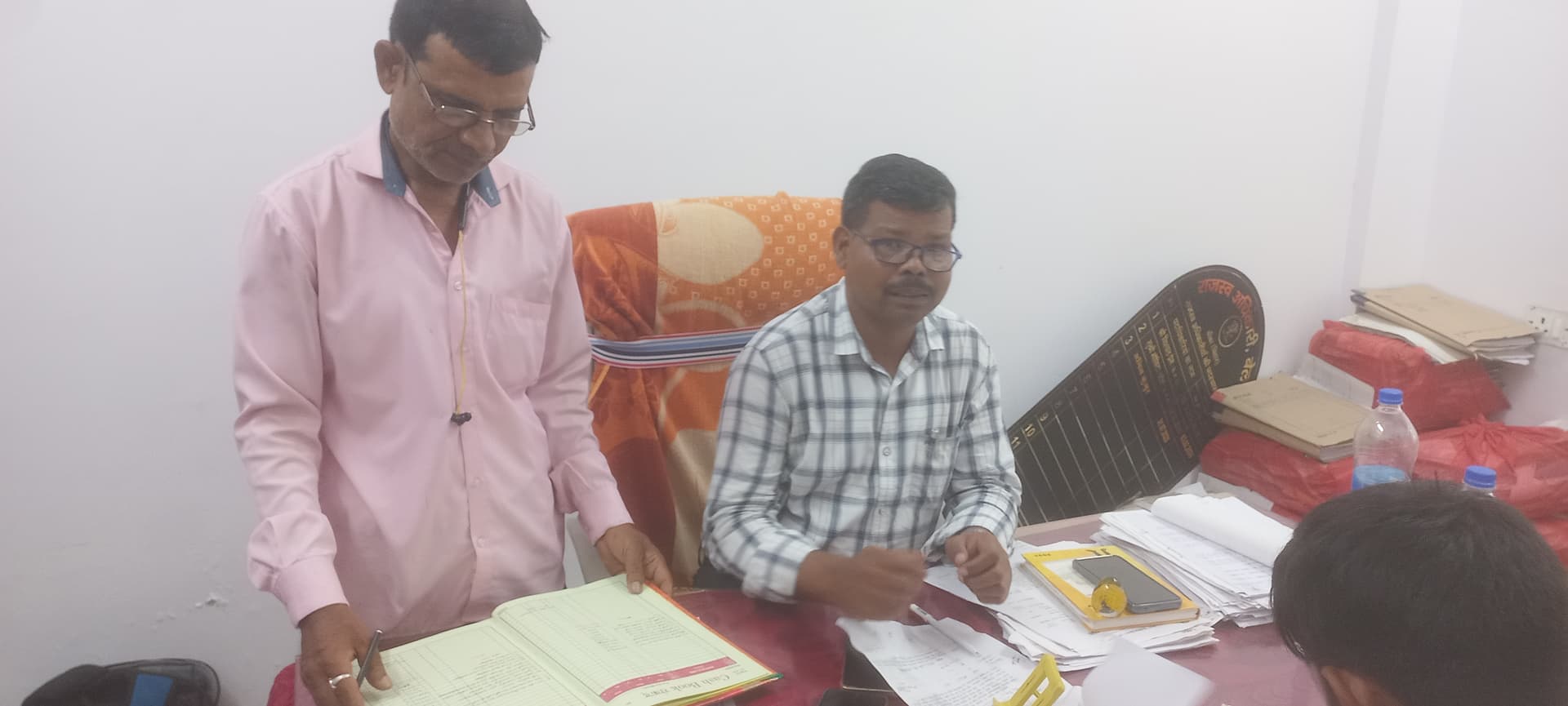 सीओ के स्थानांतरण होने पर आरओ अनिल कुजूर ने लिया प्रभार