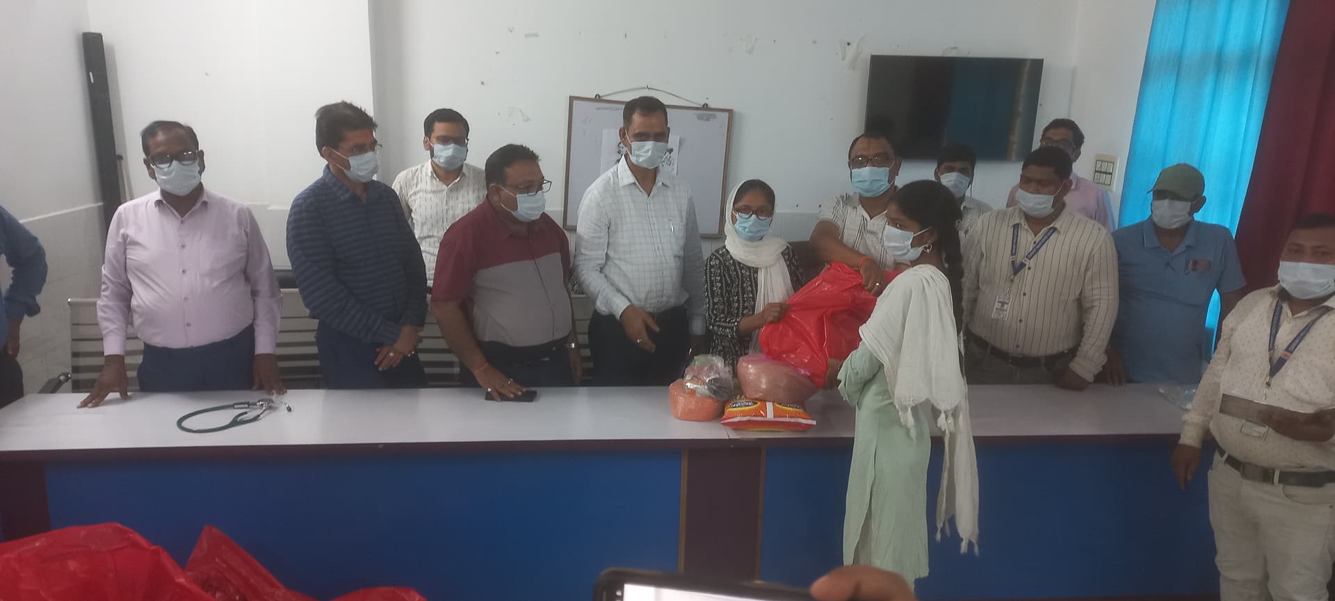 निक्षय मित्र के सहयोग से 13 टीवी मरीजों के बीच वितरण किया गया पोषाहार