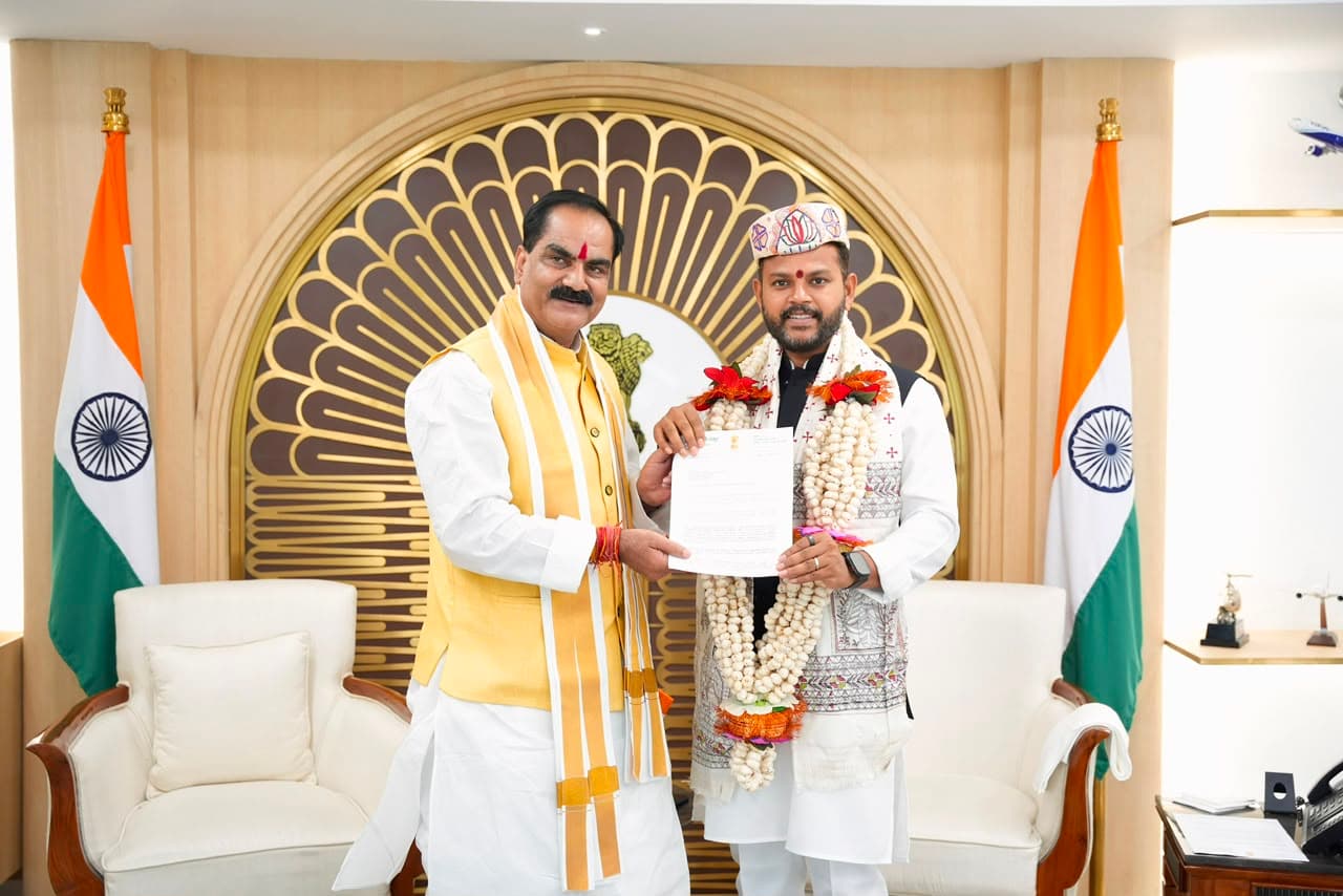 सांसद ने केंद्रीय नागरिक उड्डयन मंत्री से की मुलाकात, मंत्री ने दरभंगा आने का दिया आश्वासन सांसद ने केंद्रीय नागरिक उड्डयन मंत्री से की मुलाकात, मंत्री ने दरभंगा आने का दिया आश्वासन