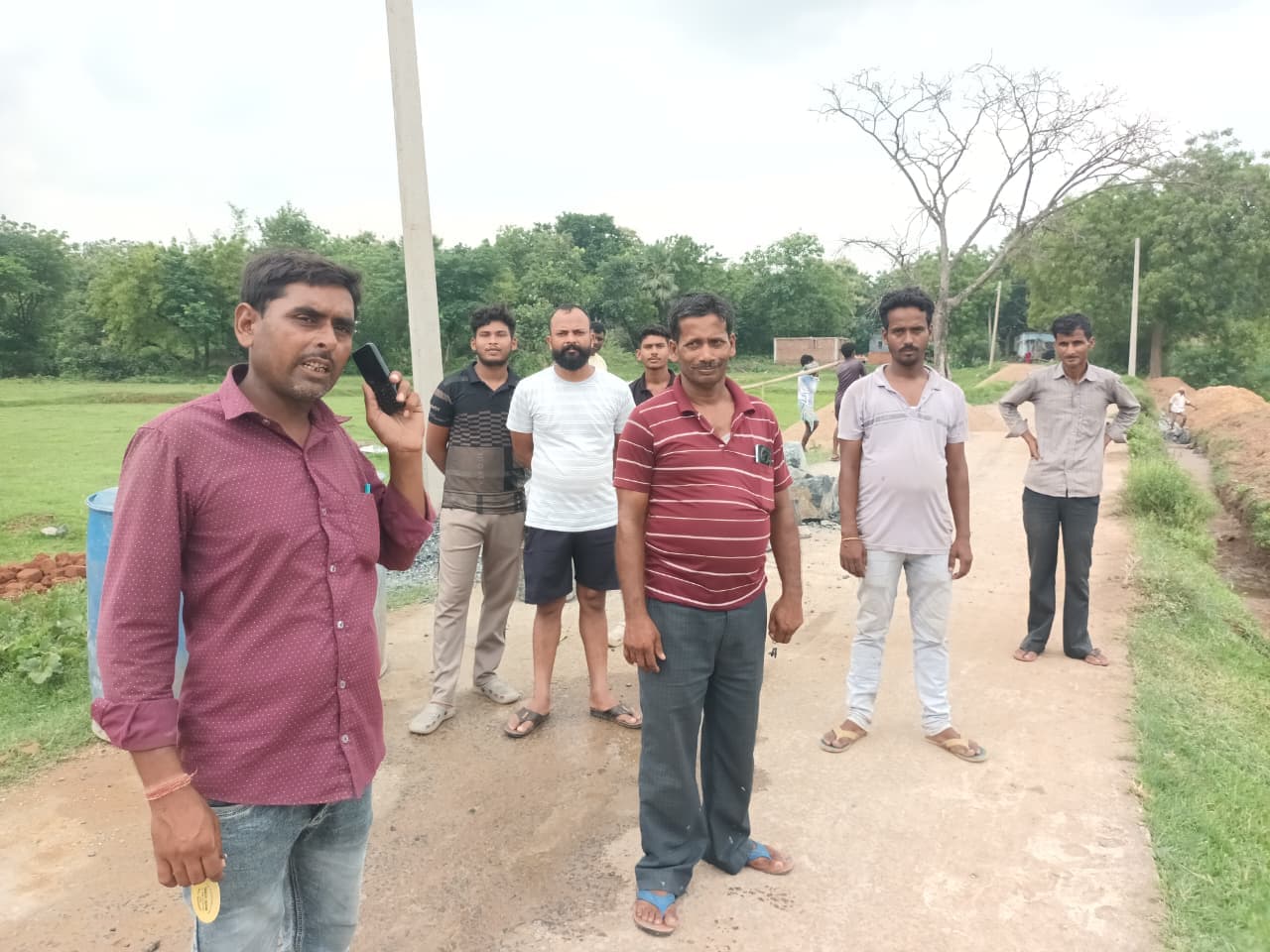 ग्रामीणों ने सड़क निर्माण में घटिया सामग्री का लगाया आरोप ग्रामीणों ने सड़क निर्माण में घटिया सामग्री का लगाया आरोप