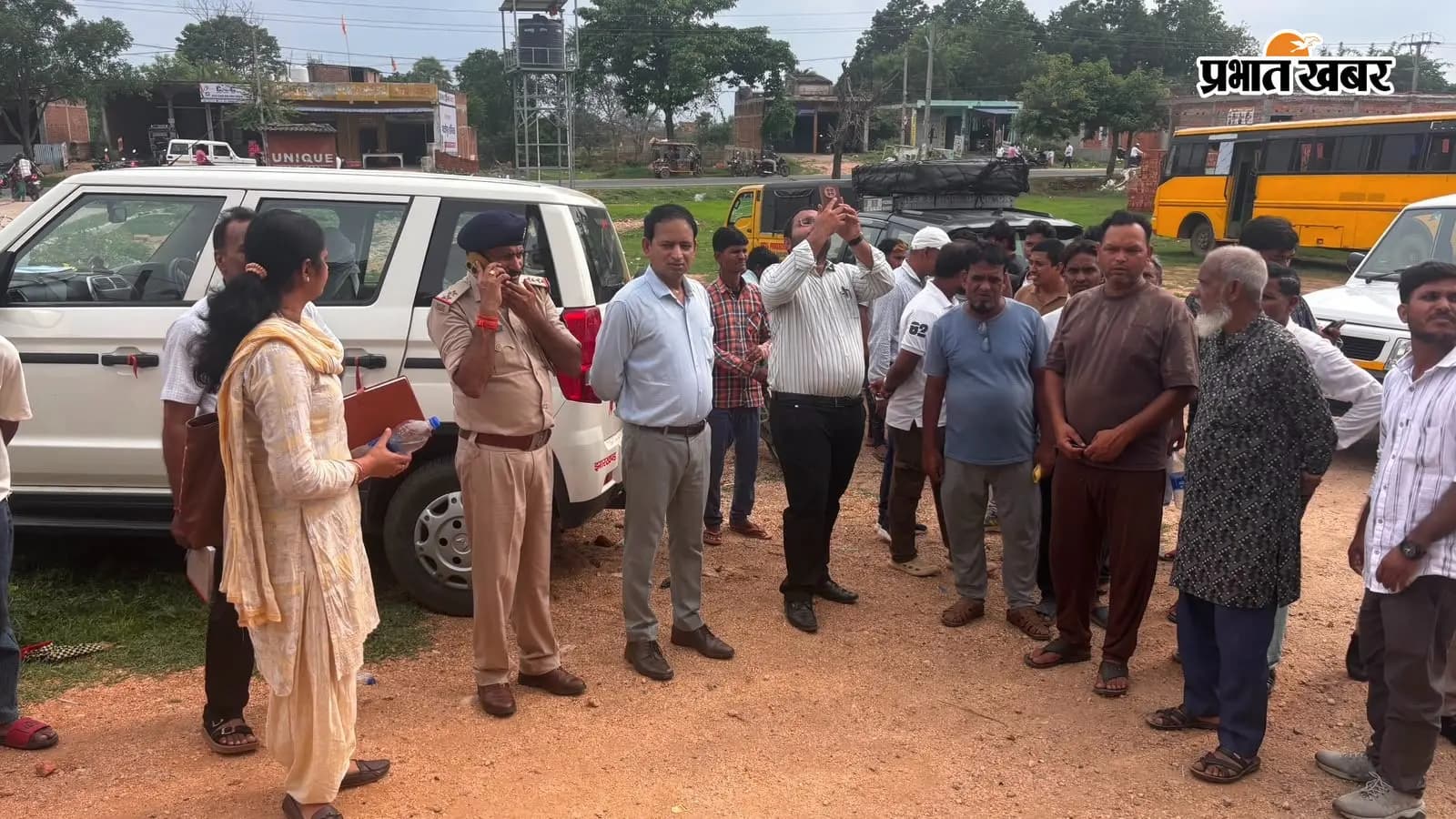 जयनगर के आईलेक्स पब्लिक स्कूल परिसर में एकत्र अभिभावक और प्रशासनिक अधिकारी. फोटो: प्रभात खबर जयनगर के आईलेक्स पब्लिक स्कूल परिसर में एकत्र अभिभावक और प्रशासनिक अधिकारी. फोटो: प्रभात खबर