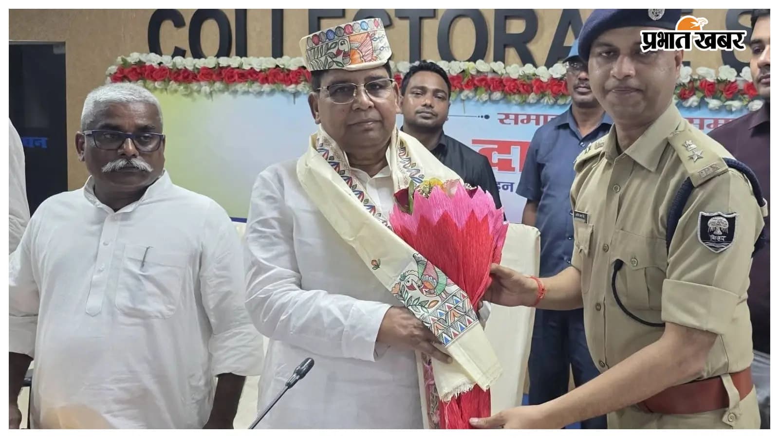 स्थानीय पुलिस अधीक्षक के द्वारा चादर, पाग और गुलदस्ता देकर प्रभारी मंत्री दामोदर रावत का स्वागत स्थानीय पुलिस अधीक्षक के द्वारा चादर, पाग और गुलदस्ता देकर प्रभारी मंत्री दामोदर रावत का स्वागत