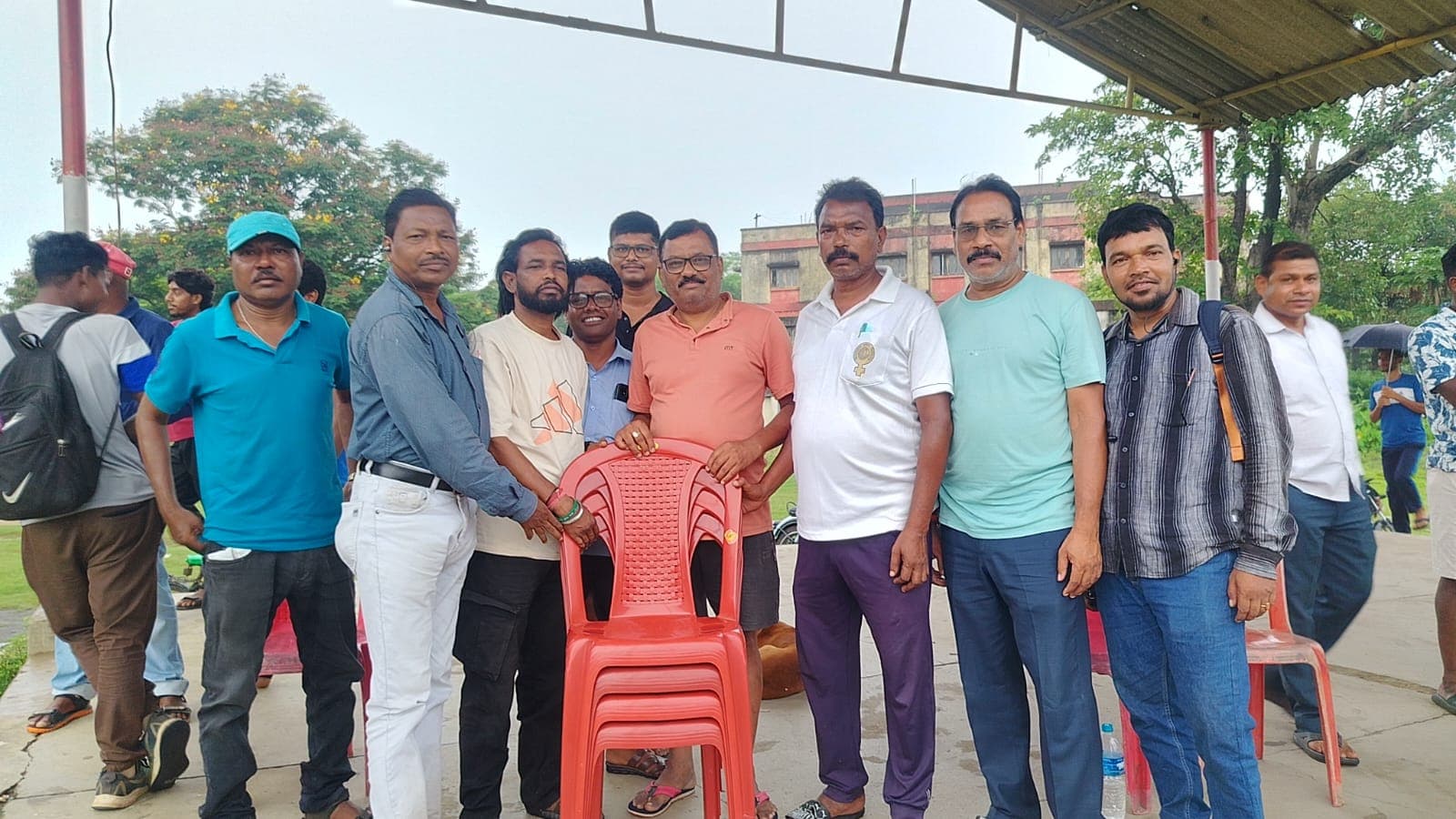 घाटशिला स्पोर्ट्स एसोसिएशन को मुखिया ने कुर्सियां दी घाटशिला स्पोर्ट्स एसोसिएशन को मुखिया ने कुर्सियां दी