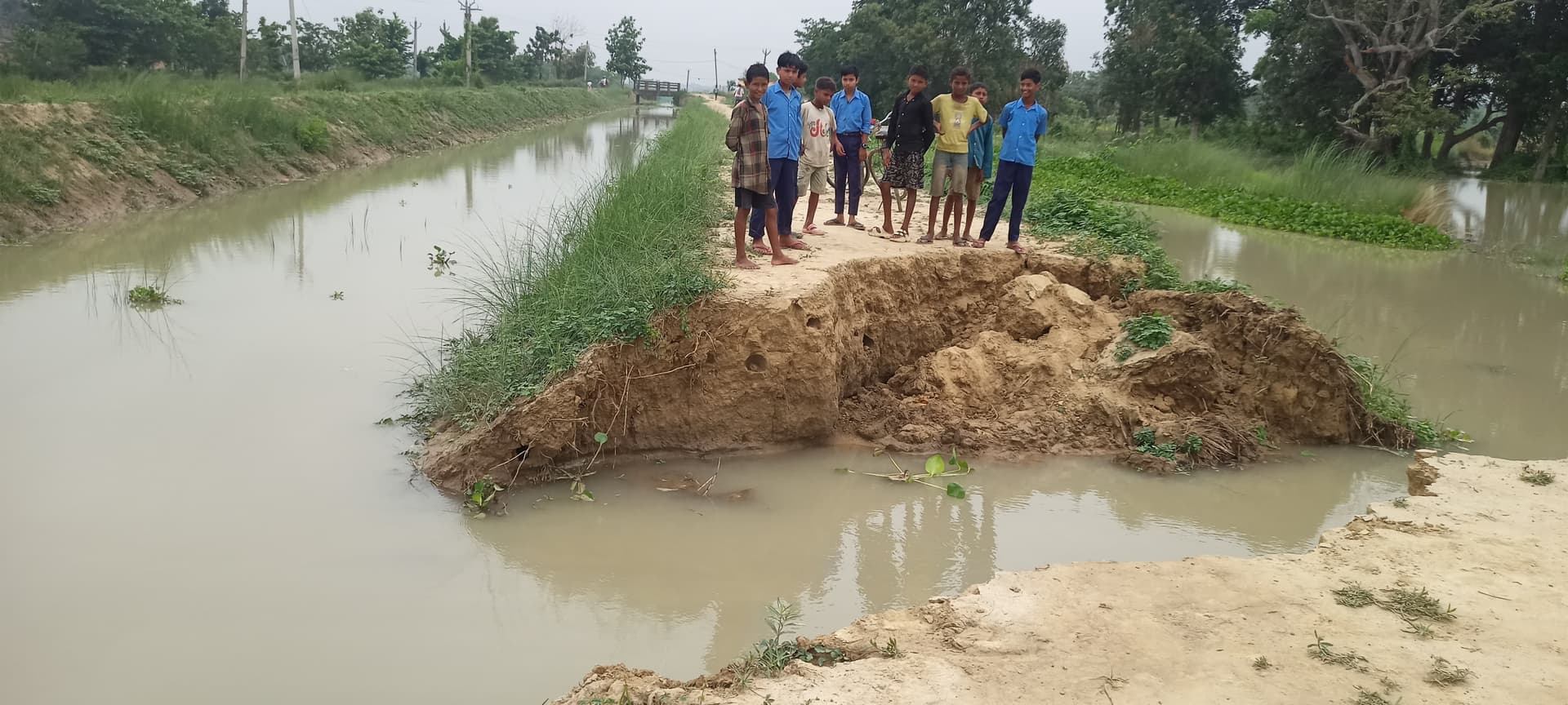 ठाहर गांव के पास बैतरणी शाखा नहर का बांध टूटा,सैकड़ों एकड़ में फैला पानी ठाहर गांव के पास बैतरणी शाखा नहर का बांध टूटा,सैकड़ों एकड़ में फैला पानी