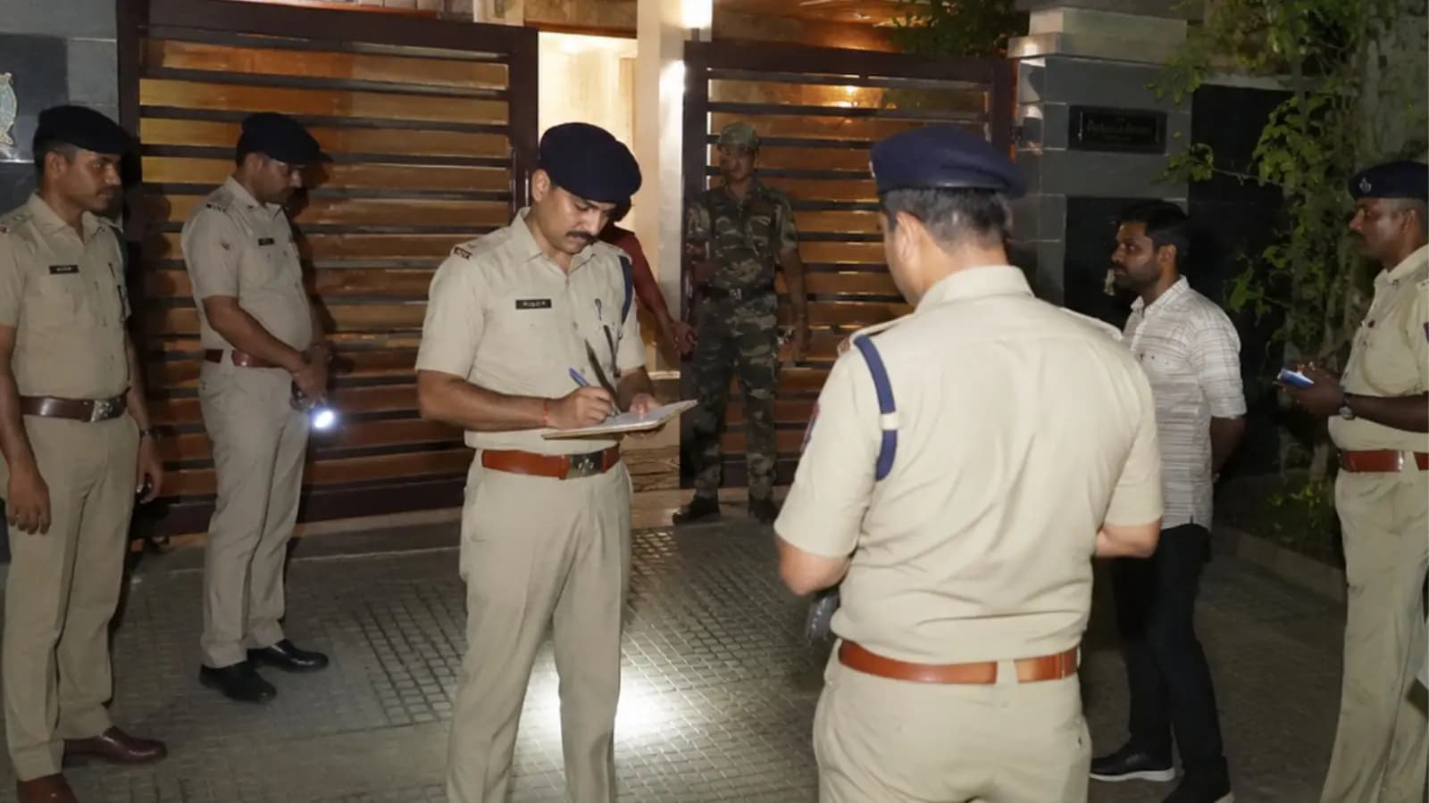 जांच करते पुलिसकर्मी. सांकेतिक तस्वीर (AI Image) जांच करते पुलिसकर्मी. सांकेतिक तस्वीर (AI Image)