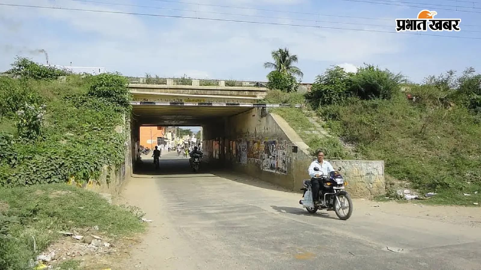 Hajipur News : अंडरपास के लिए ग्रामीणों का धरना, रेल रोको की... Hajipur News : अंडरपास के लिए ग्रामीणों का धरना, रेल रोको की...