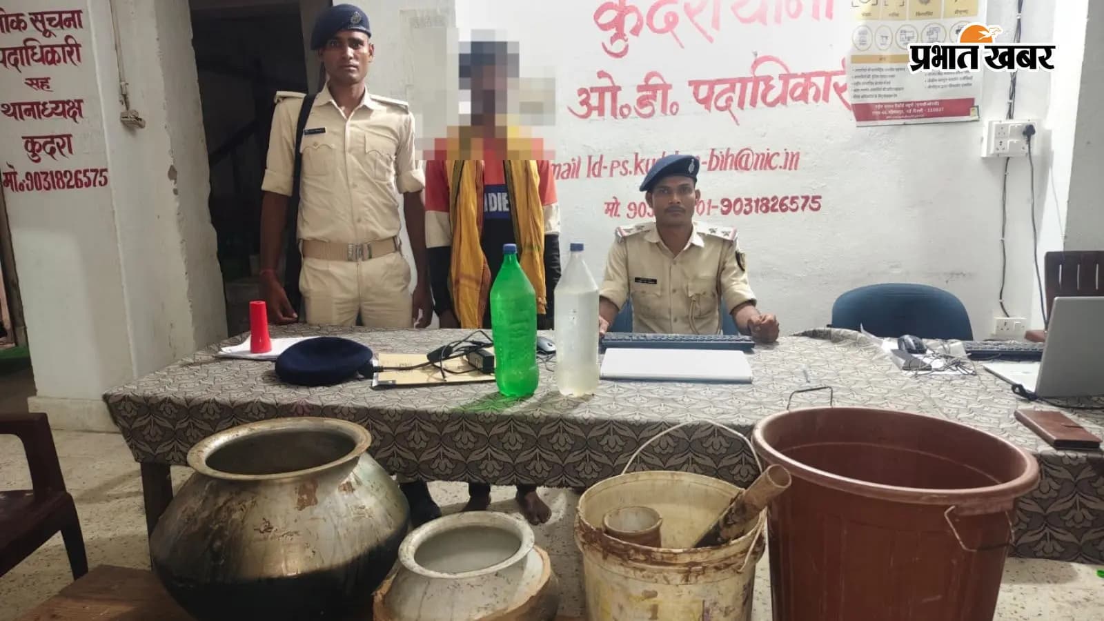 कुदरा थाना में उपकरण के साथ गिरफ्तार आरोपी कुदरा थाना में उपकरण के साथ गिरफ्तार आरोपी