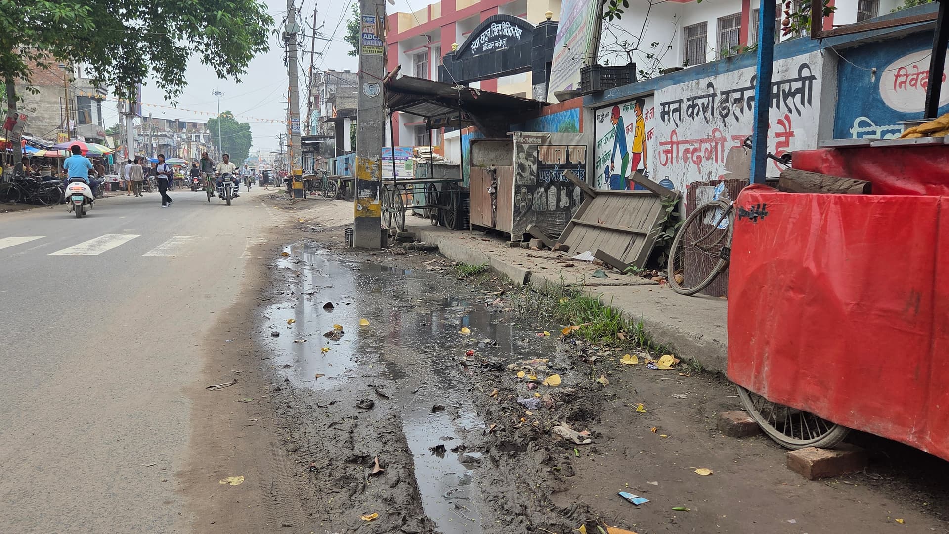 सड़कों पर बह रहा है नाले का पानी, बुडको की देरी का खामियाजा भुगत रहे शहरवासी सड़कों पर बह रहा है नाले का पानी, बुडको की देरी का खामियाजा भुगत रहे शहरवासी