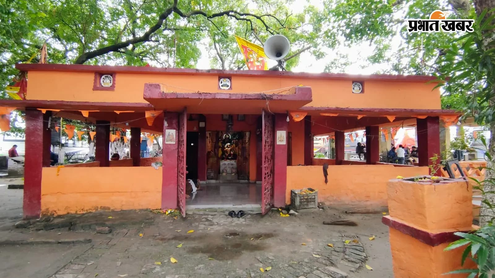 बस स्टैंड परिसर स्थित हनुमान मंदिर बस स्टैंड परिसर स्थित हनुमान मंदिर