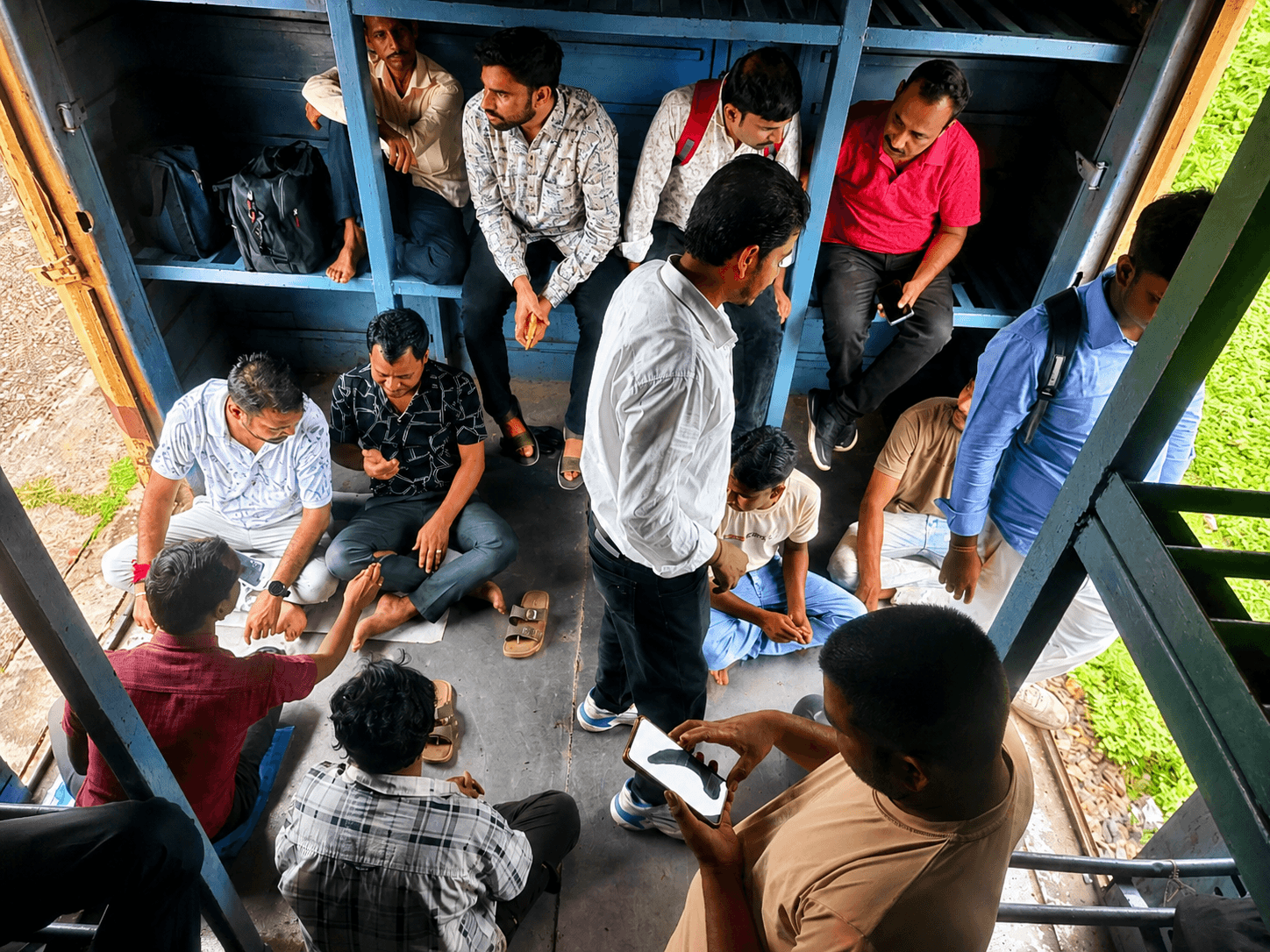 सिर्फ 5 डिब्बों में दौड़ रही बालुरघाट इंटरसिटी, रोजाना ठूंस-ठूंसकर सफर को मजबूर यात्री सिर्फ 5 डिब्बों में दौड़ रही बालुरघाट इंटरसिटी, रोजाना ठूंस-ठूंसकर सफर को मजबूर यात्री