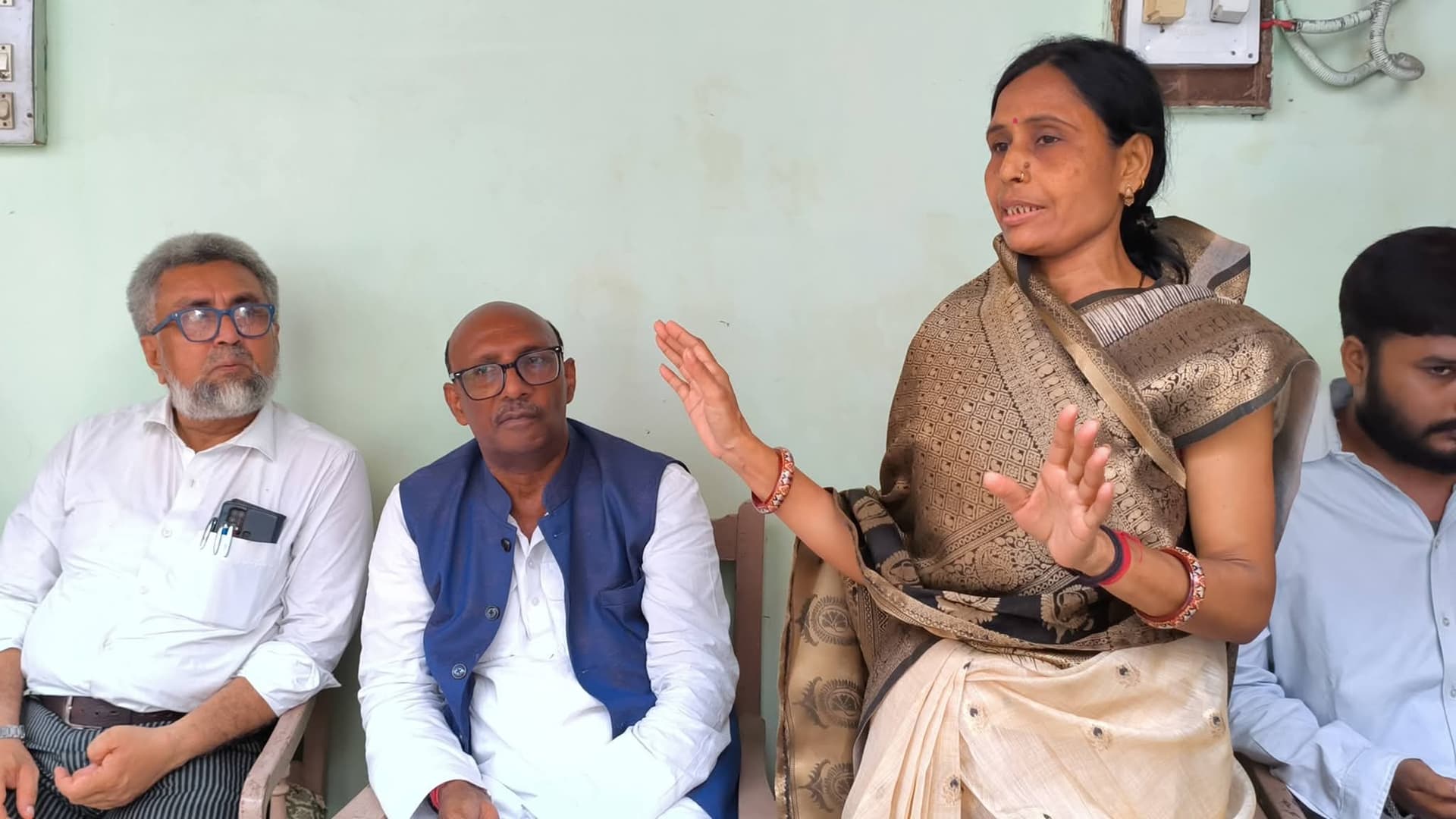वार्ड 23 में जुटी भीड़: स्वतंत्रता सेनानी के आवास पर पूर्व विधायक ने सुनीं जनसमस्याएं, पानी और जलजमाव पर फूटा गुस्सा वार्ड 23 में जुटी भीड़: स्वतंत्रता सेनानी के आवास पर पूर्व विधायक ने सुनीं जनसमस्याएं, पानी और जलजमाव पर फूटा गुस्सा