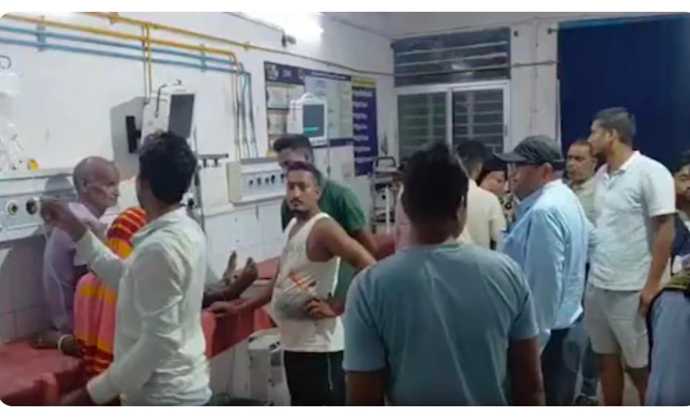 20 वायल एंटी-वेनम ने लौटाई जिंदगी: कोबरा के डंसने के बाद डॉक्टरों की तत्परता से बची वृद्ध की जान 20 वायल एंटी-वेनम ने लौटाई जिंदगी: कोबरा के डंसने के बाद डॉक्टरों की तत्परता से बची वृद्ध की जान