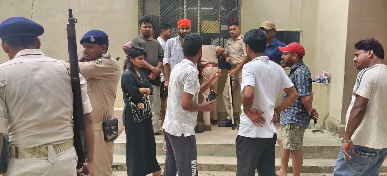 भभुआ रेलवे आरक्षण काउंटर पर दलालों का कब्जा, नहीं मिल रहा कन्फर्म टिकट भभुआ रेलवे आरक्षण काउंटर पर दलालों का कब्जा, नहीं मिल रहा कन्फर्म टिकट