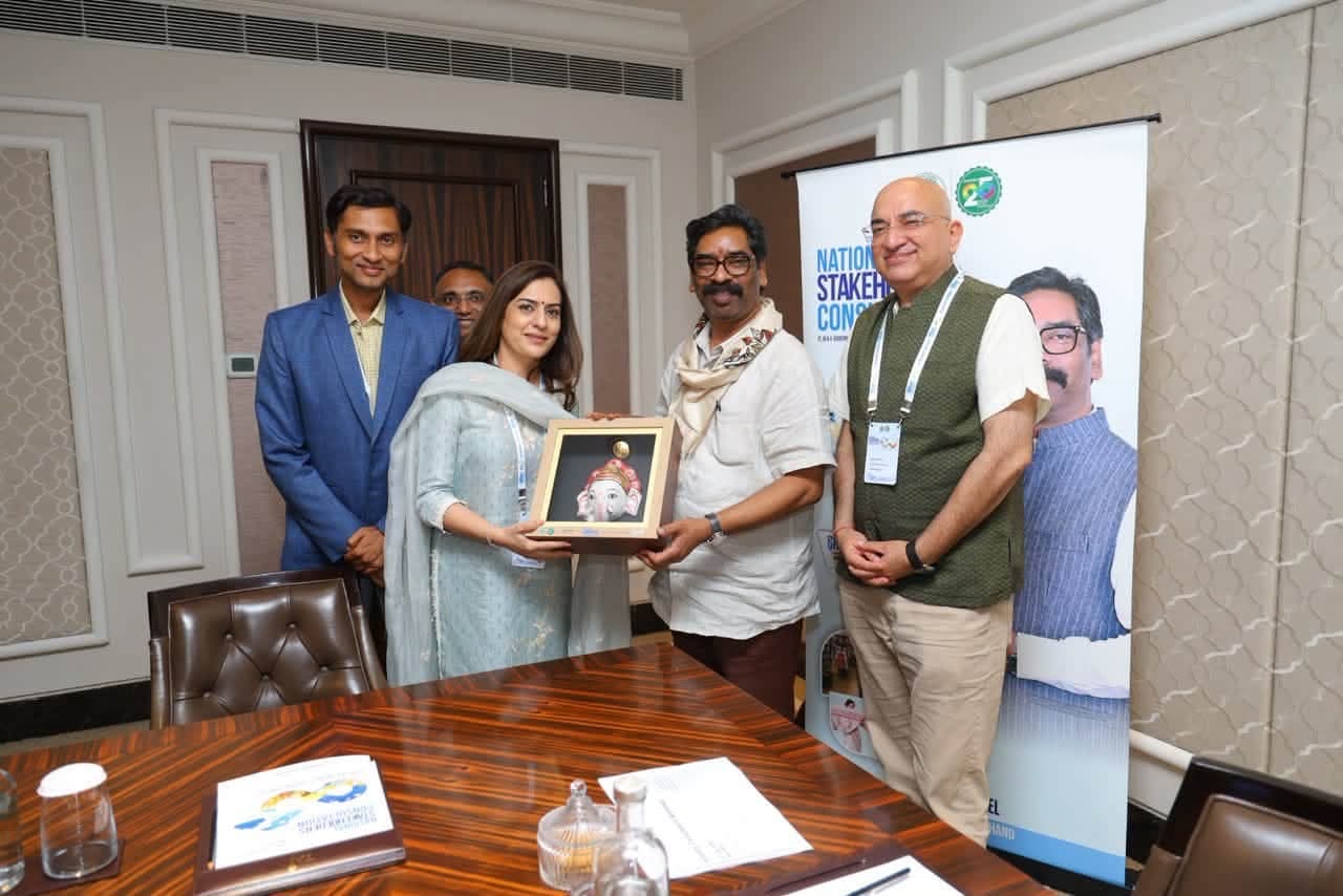नई दिल्ली के ताज पैलेस में आयोजित नेशनल स्टेकहोल्डर्स कंसल्टेशन-2026 में सरायकेला छऊ ने बटोरी सुर्खियां. नई दिल्ली के ताज पैलेस में आयोजित नेशनल स्टेकहोल्डर्स कंसल्टेशन-2026 में सरायकेला छऊ ने बटोरी सुर्खियां.