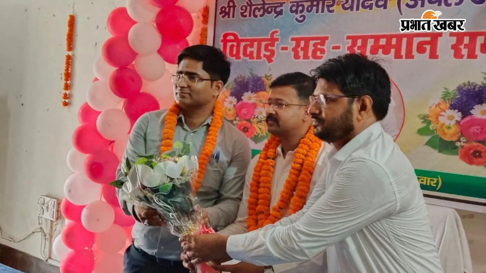 सम्मानित करते बीडीओ मो जफर इमाम सम्मानित करते बीडीओ मो जफर इमाम