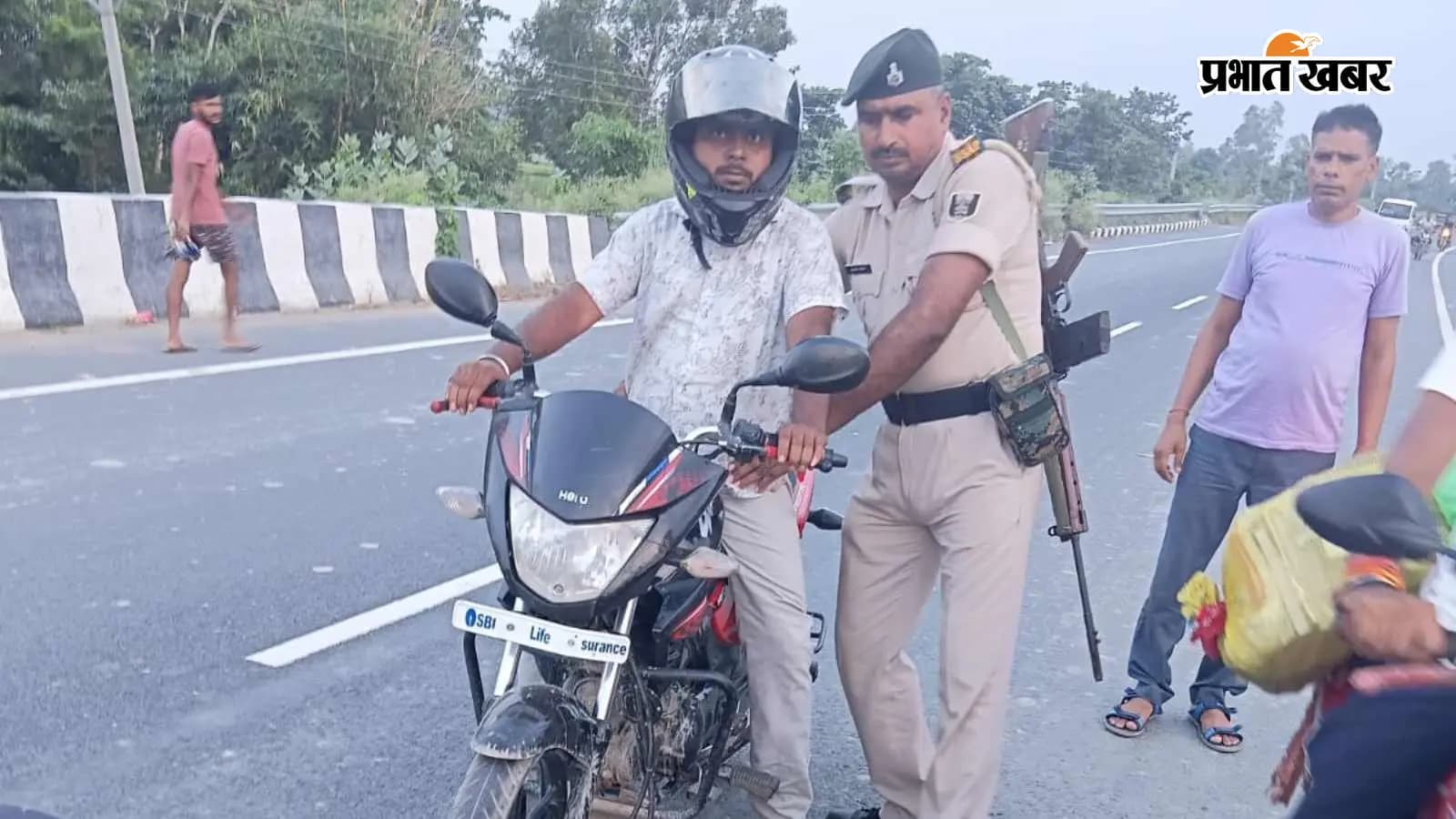 वाहन चेक करती पुलिस वाहन चेक करती पुलिस