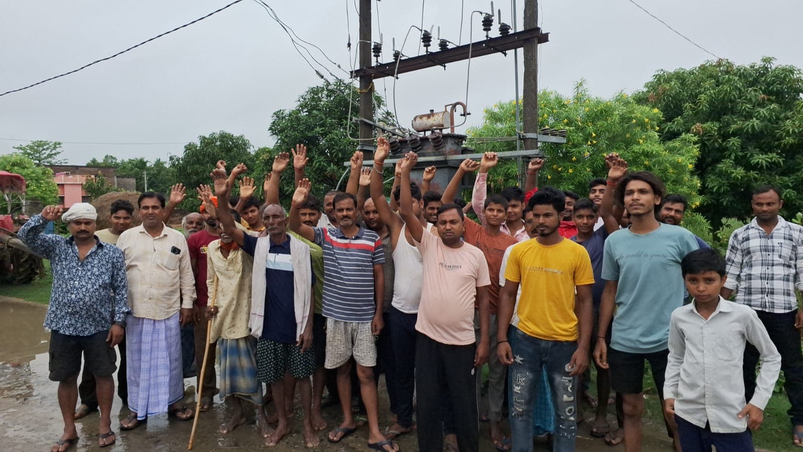 15 घंटे अंधेरे में रहे दर्जनों गांव, फूटा गुस्सा; बिजली विभाग के खिलाफ सड़क पर उतरे उपभोक्ता 15 घंटे अंधेरे में रहे दर्जनों गांव, फूटा गुस्सा; बिजली विभाग के खिलाफ सड़क पर उतरे उपभोक्ता
