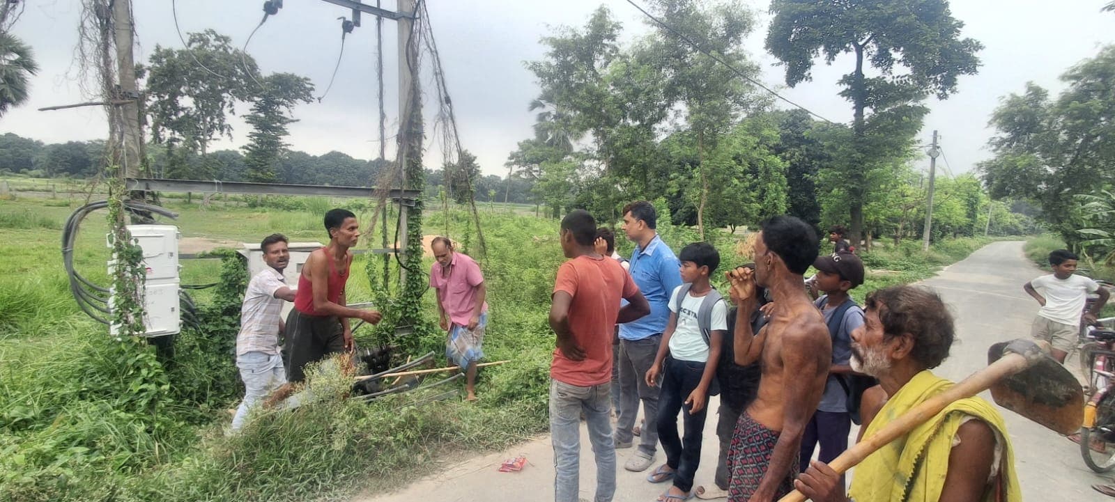 चोरों ने ट्रांसफार्मर खोला,नीचे गिरने से जगे लोग चोरों ने ट्रांसफार्मर खोला,नीचे गिरने से जगे लोग