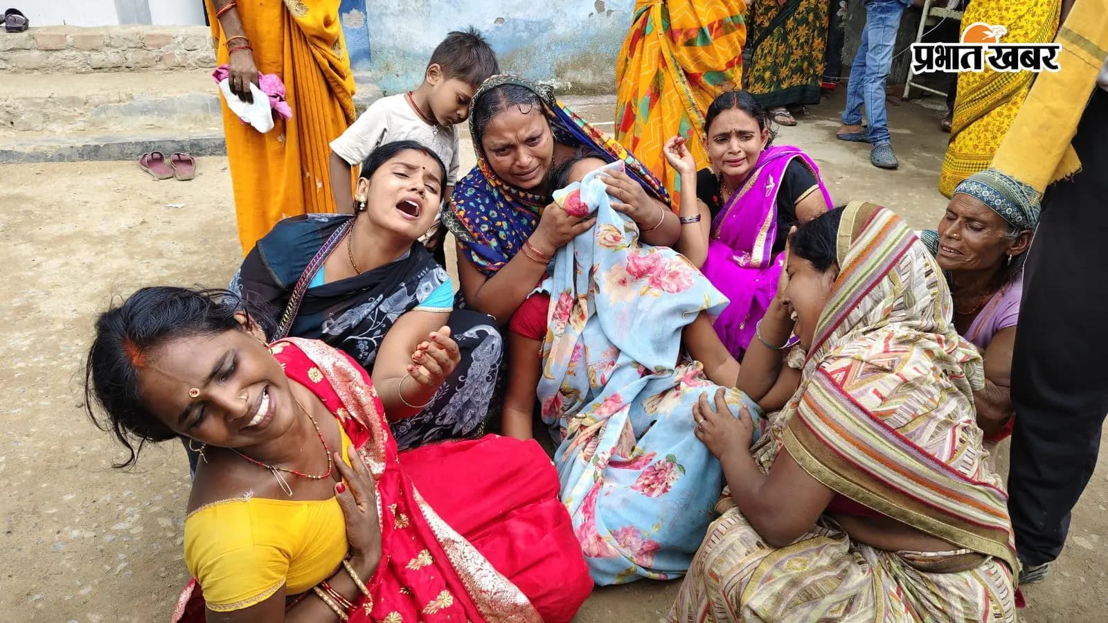 नवजात की मौत के बाद रोते -बिलखते परिजन नवजात की मौत के बाद रोते -बिलखते परिजन