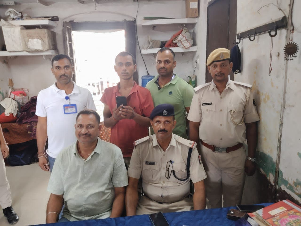 आरपीएफ ने चोरी का मोबाइल व सोने जैसी बाली के साथ एक युवक को किया गिरफ्तार आरपीएफ ने चोरी का मोबाइल व सोने जैसी बाली के साथ एक युवक को किया गिरफ्तार