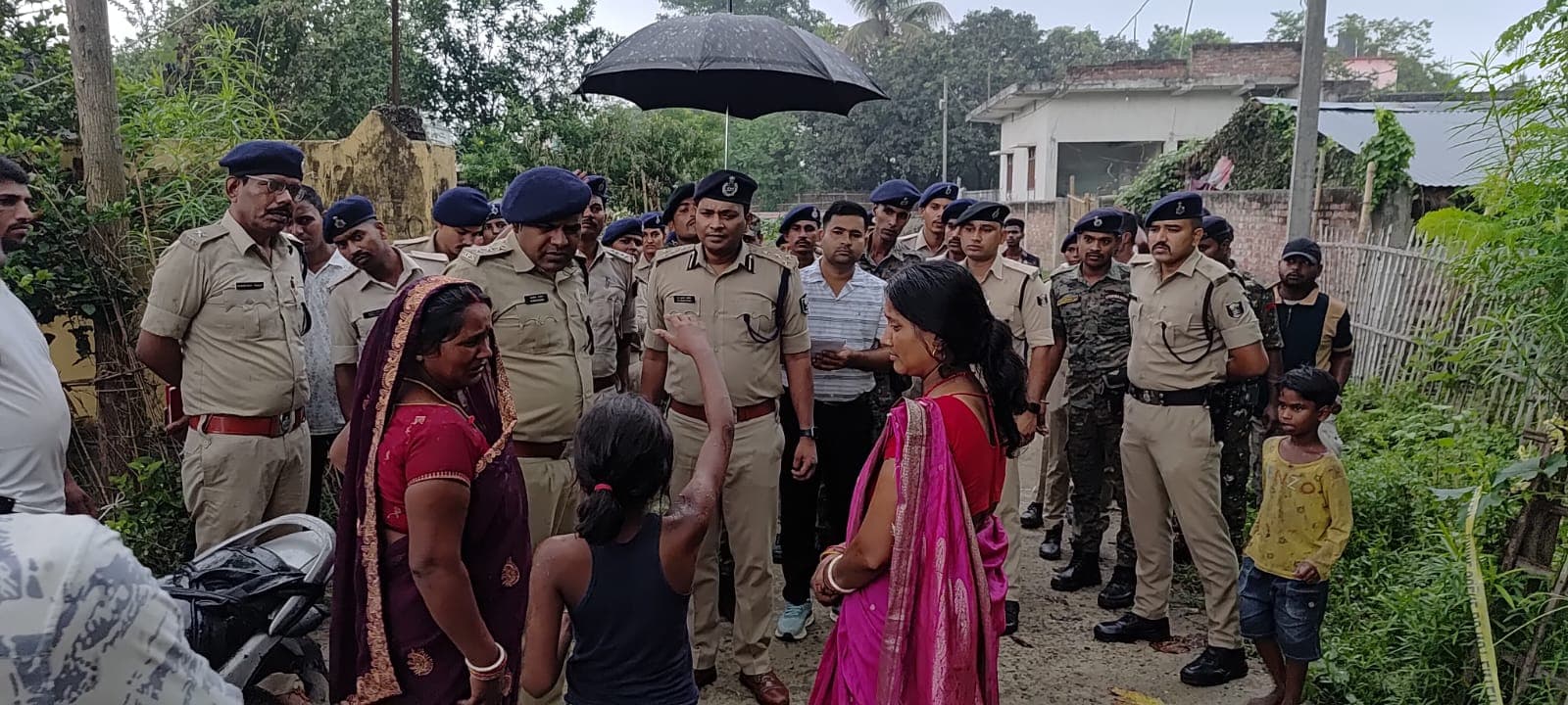 सुपौल के परसरमा में मासूम की हत्या, DIG ने पीड़ित परिवार से मिलकर दिया सख्त कार्रवाई का भरोसा