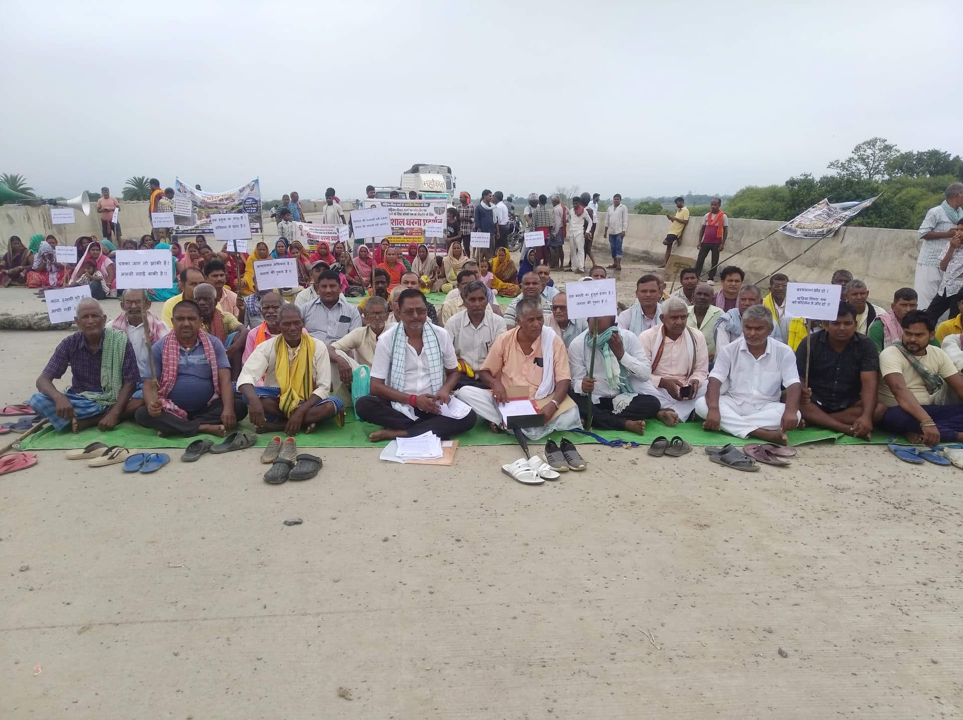 संपर्क पथ मांग को लेकर ग्रामीणों ने किया बरियारपुर में फोरलेन एवं एच 80 सड़क जाम संपर्क पथ मांग को लेकर ग्रामीणों ने किया बरियारपुर में फोरलेन एवं एच 80 सड़क जाम