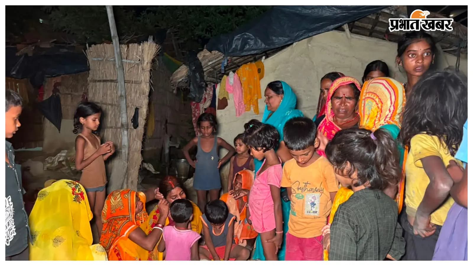 युवक की मौत के बाद मृतक के घर जुटे ग्रामीण और परिजन युवक की मौत के बाद मृतक के घर जुटे ग्रामीण और परिजन