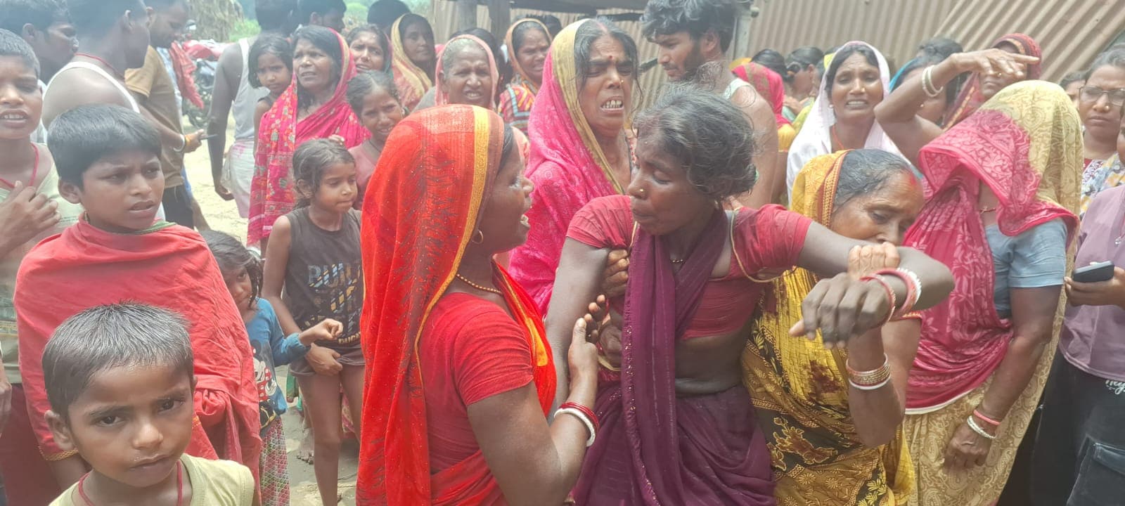 कुरसेला में खेत में पलटा ट्रैक्टर, नीचे दबकर किसान की मौत कुरसेला में खेत में पलटा ट्रैक्टर, नीचे दबकर किसान की मौत