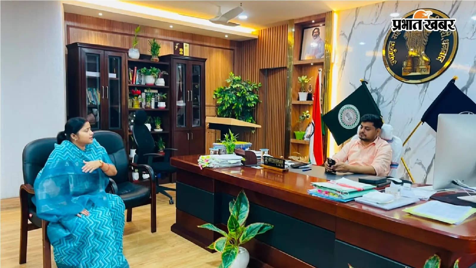 धनबाद के डीसी से मुलाकात करतीं झरिया की सांसद रागिनी सिंह. फोटो: प्रभात खबर धनबाद के डीसी से मुलाकात करतीं झरिया की सांसद रागिनी सिंह. फोटो: प्रभात खबर