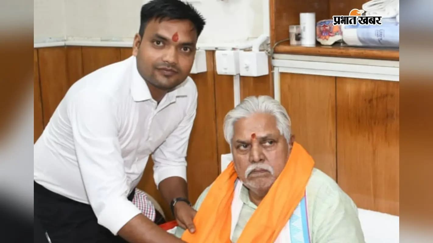 बिहार विधानसभा में डॉ. प्रेम कुमार को शॉल भेंटकर सम्मानित करते कुरेठा पैक्स अध्यक्ष छोटू कुमार गोस्वामी. बिहार विधानसभा में डॉ. प्रेम कुमार को शॉल भेंटकर सम्मानित करते कुरेठा पैक्स अध्यक्ष छोटू कुमार गोस्वामी.