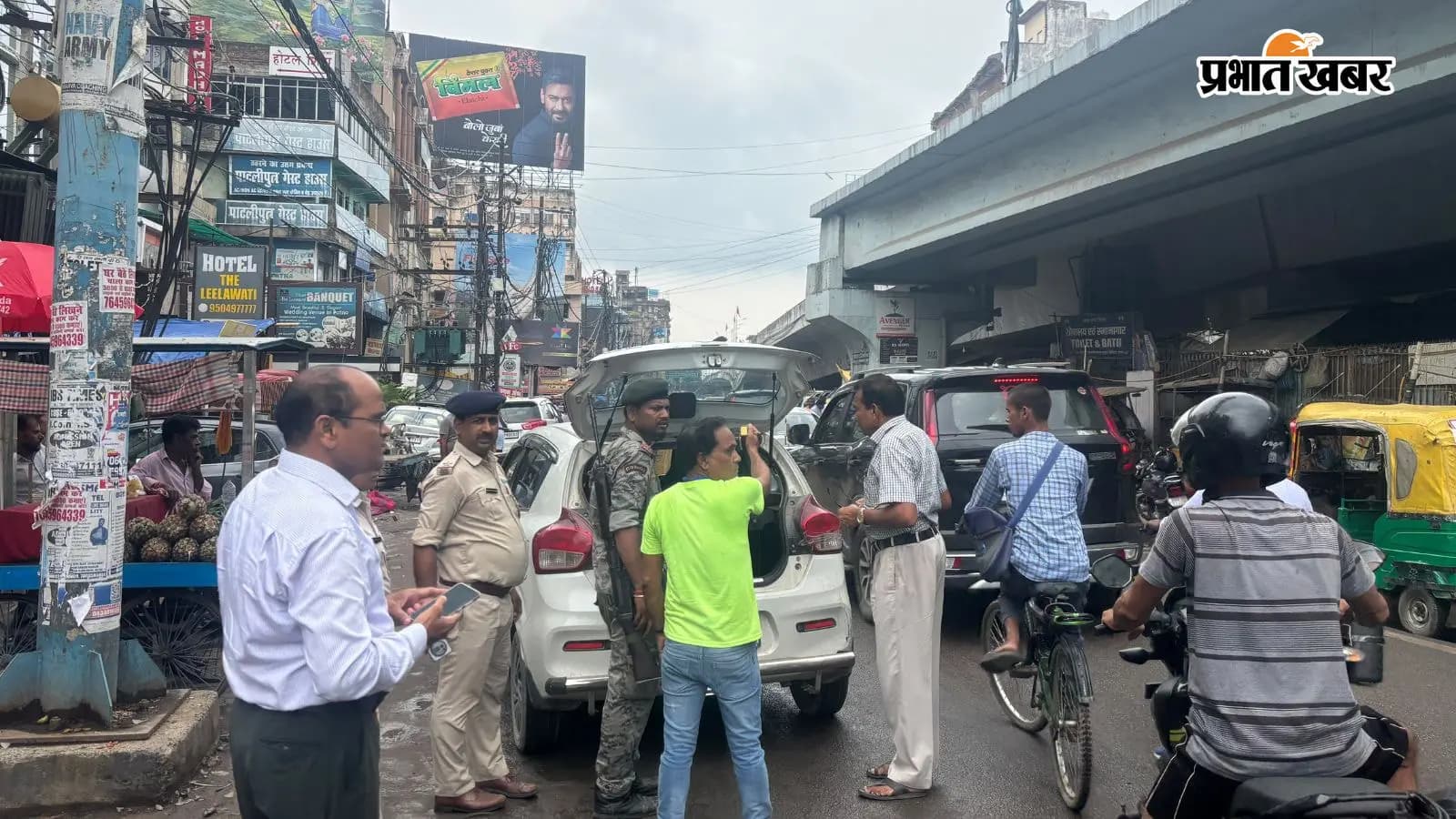 वाहन की जांच करती पुलिस वाहन की जांच करती पुलिस